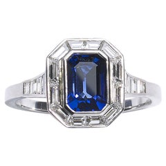 Anello moderno con zaffiro, diamante e platino con incastonatura a forma di mitra