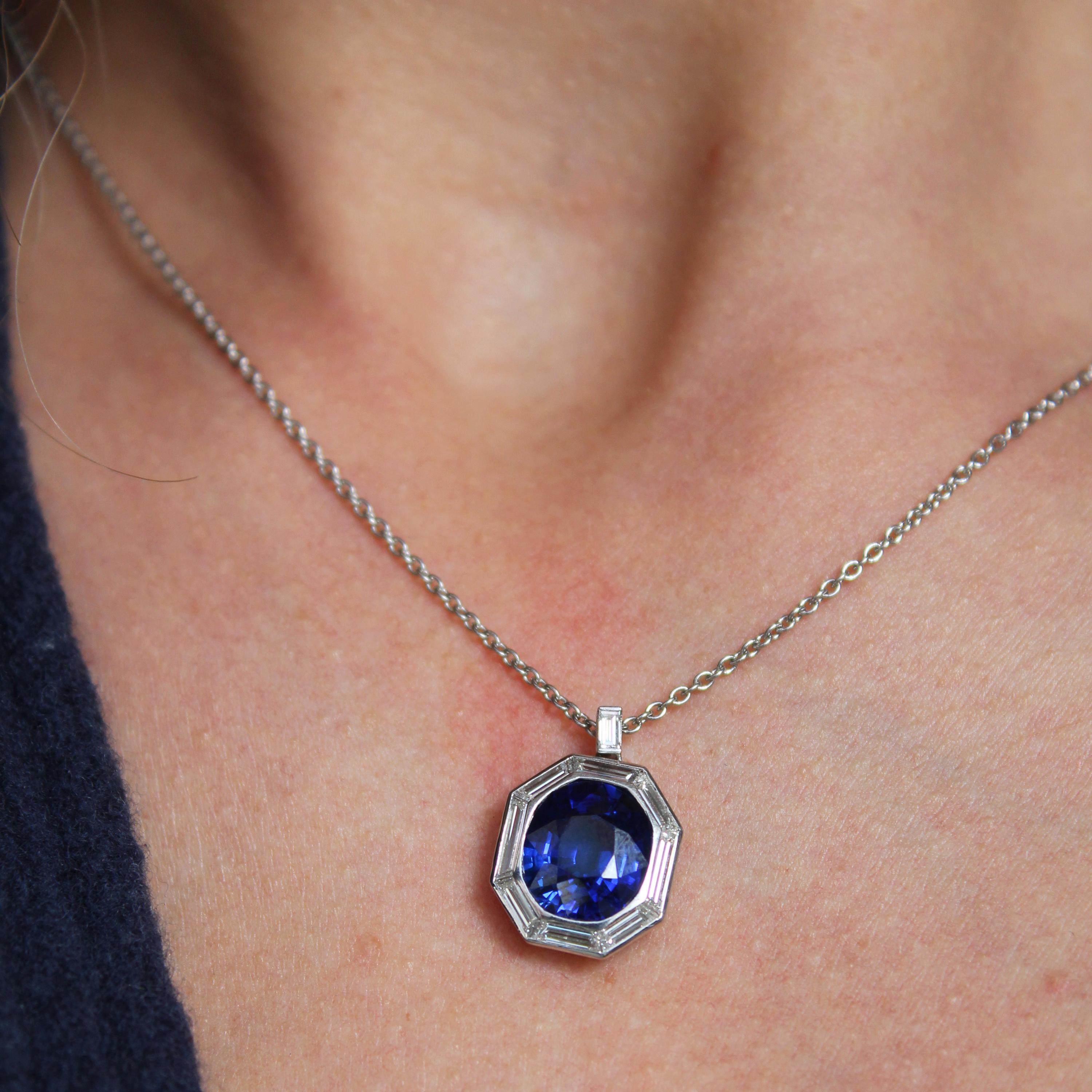 Modern Sapphire Diamond and Platinum Pendant, 4.50 Carats In Excellent Condition For Sale In London, GB