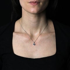 Collana moderna con zaffiro e diamanti in oro bianco 18 carati con ciondolo a margherita