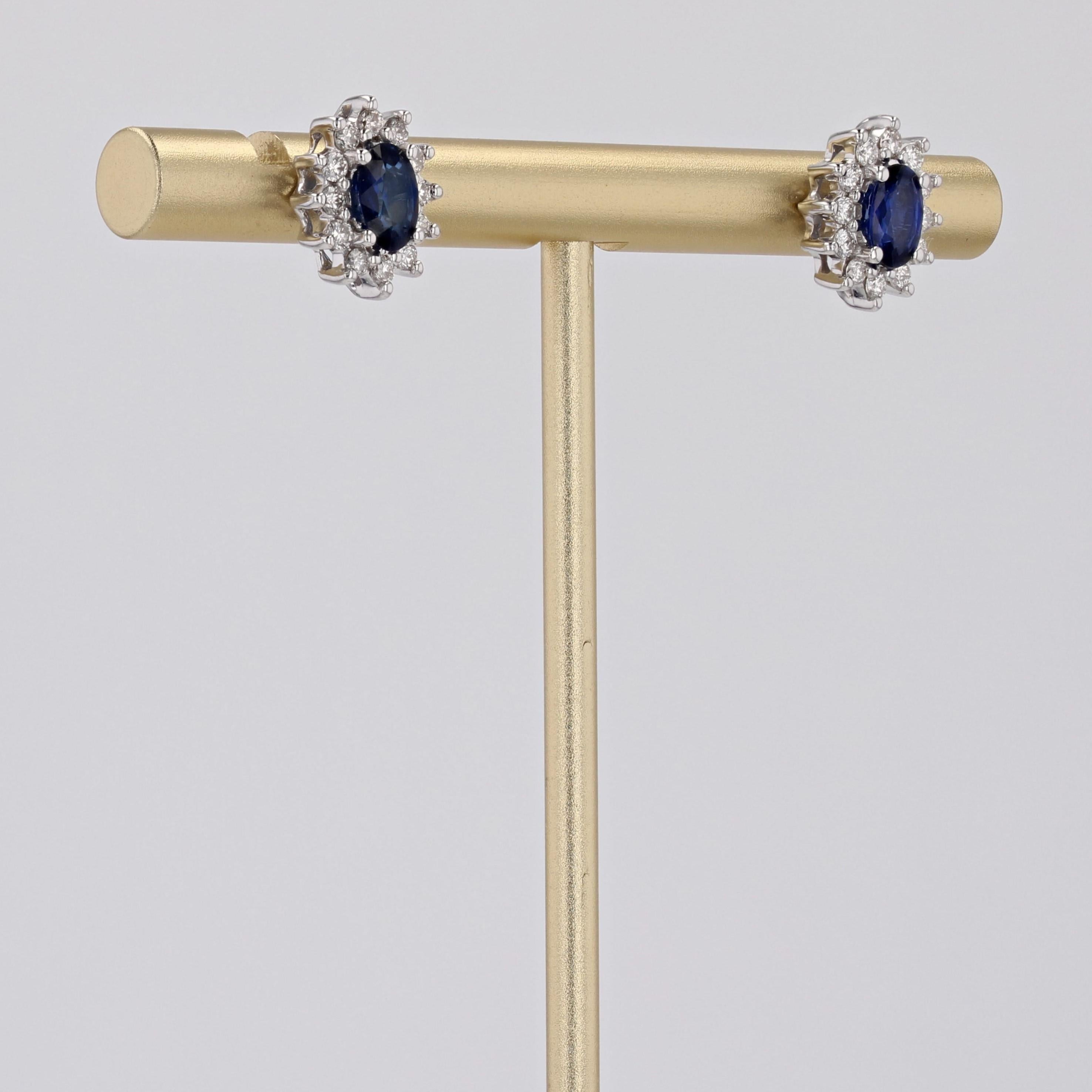 Taille brillant Clous d'oreilles modernes marguerite en or blanc 18 carats avec saphirs et diamants en vente