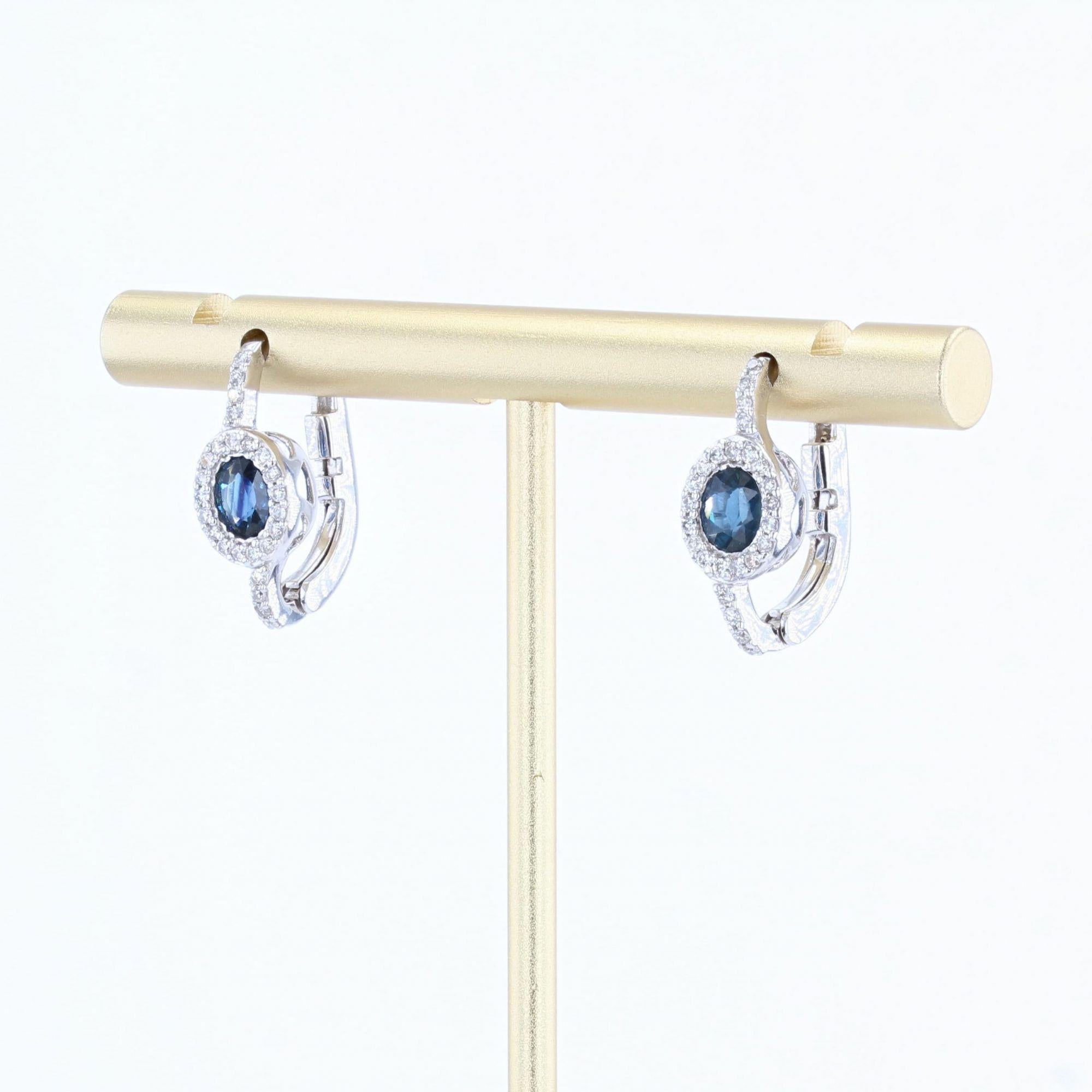 Boucles d'oreilles modernes en or blanc 18 carats avec saphirs et diamants Neuf - En vente à Poitiers, FR