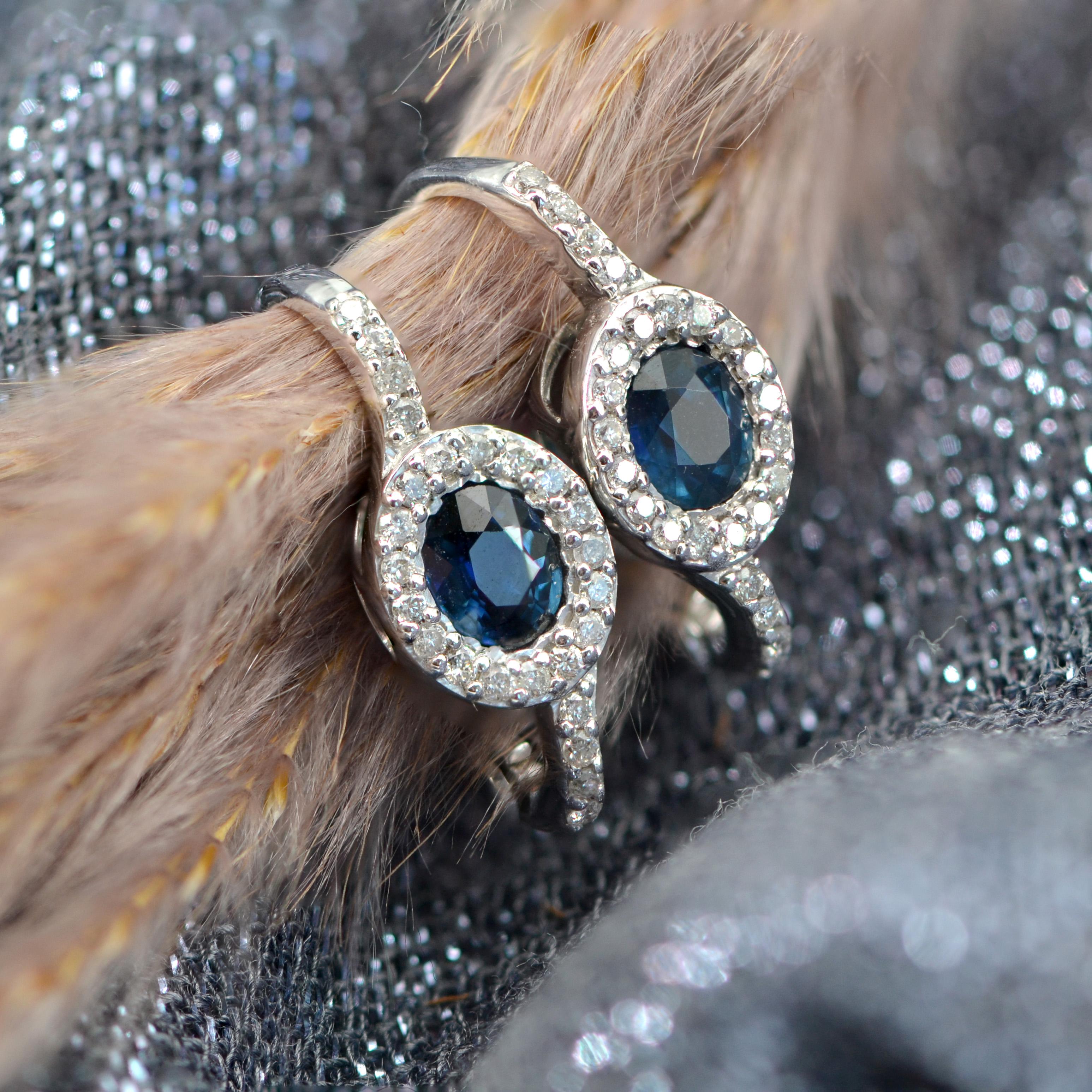 Taille ovale Boucles d'oreilles modernes en or blanc 18 carats avec saphirs et diamants en vente
