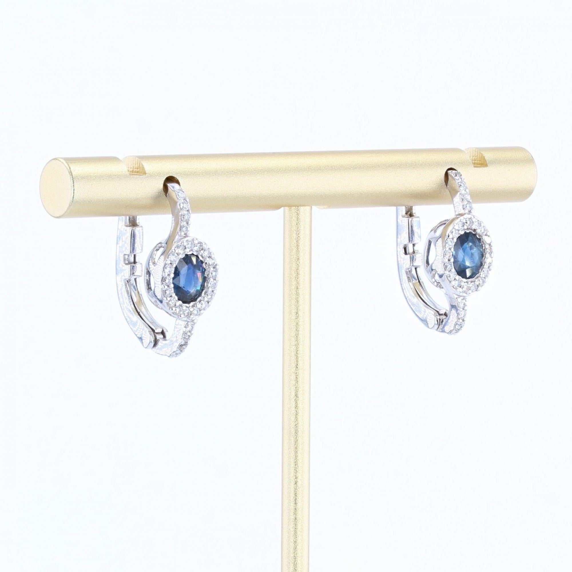 Boucles d'oreilles modernes en or blanc 18 carats avec saphirs et diamants en vente 1