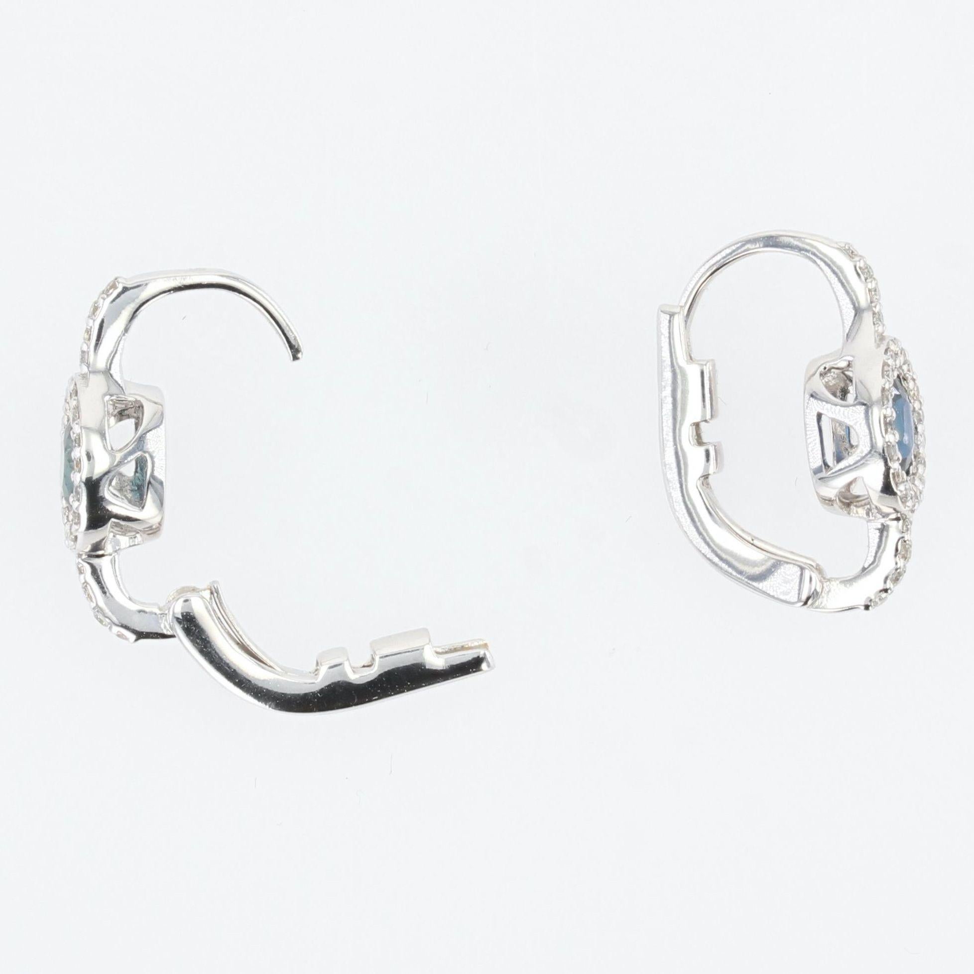 Boucles d'oreilles modernes en or blanc 18 carats avec saphirs et diamants en vente 2