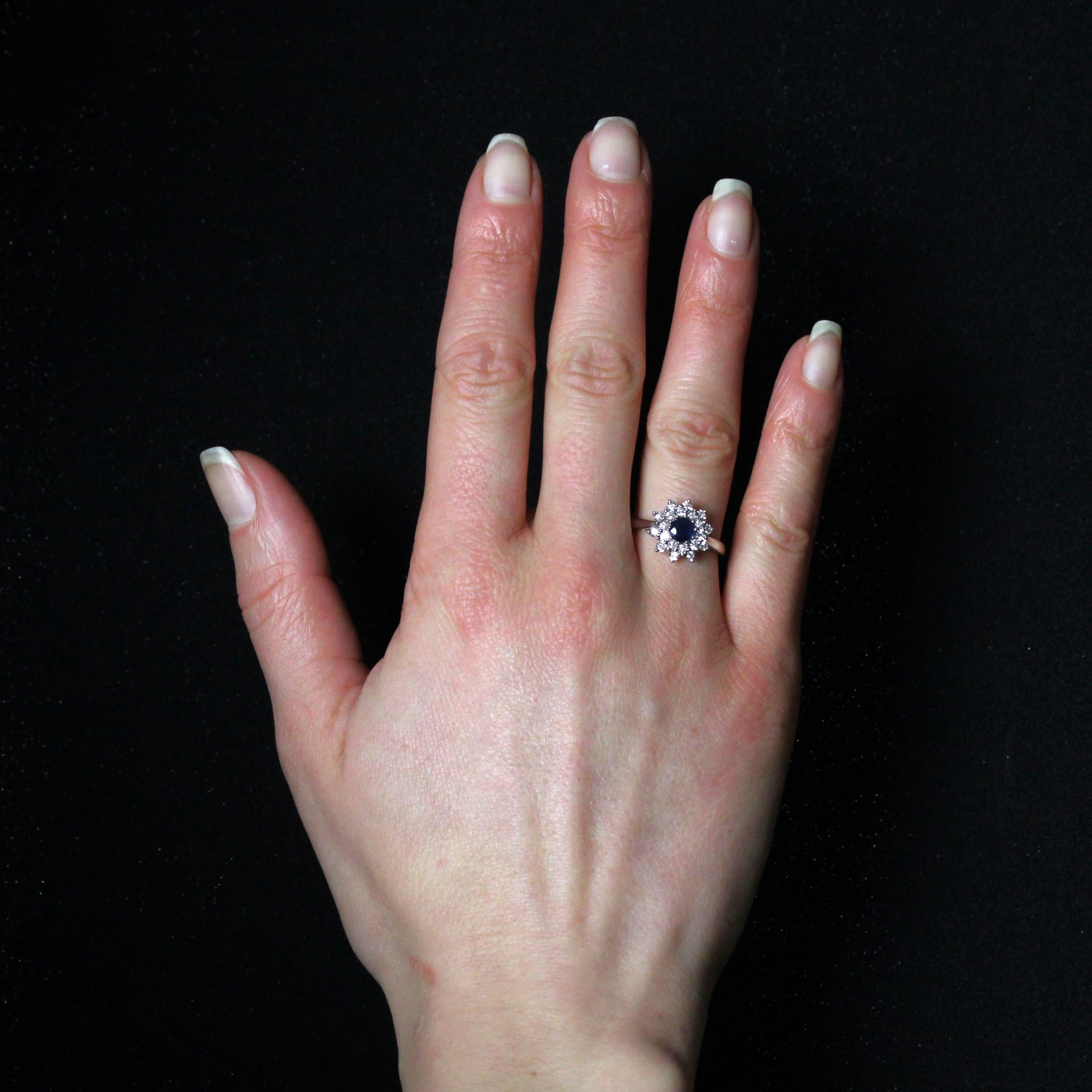 Ring in 18 karat white gold, eagle head hallmark.
Daisy ring, its white gold ring holds a flower-shaped setting on the front, centered on a claw-set round sapphire and surrounded by 20 8/8-cut diamonds in a double row.
Weight of the sapphire : 0,50
