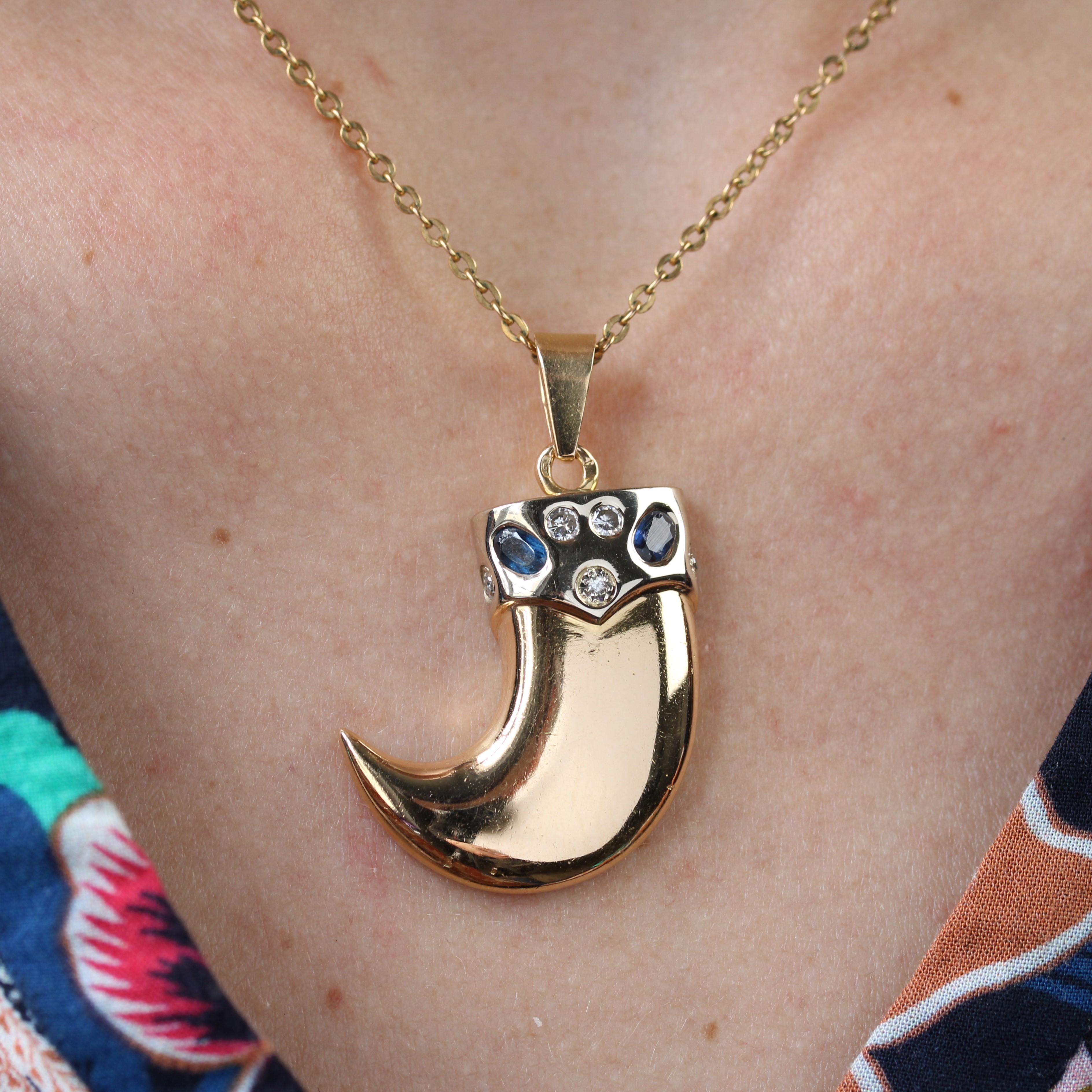 Pendentif griffe moderne en or jaune 18 carats avec saphirs et diamants en vente 1
