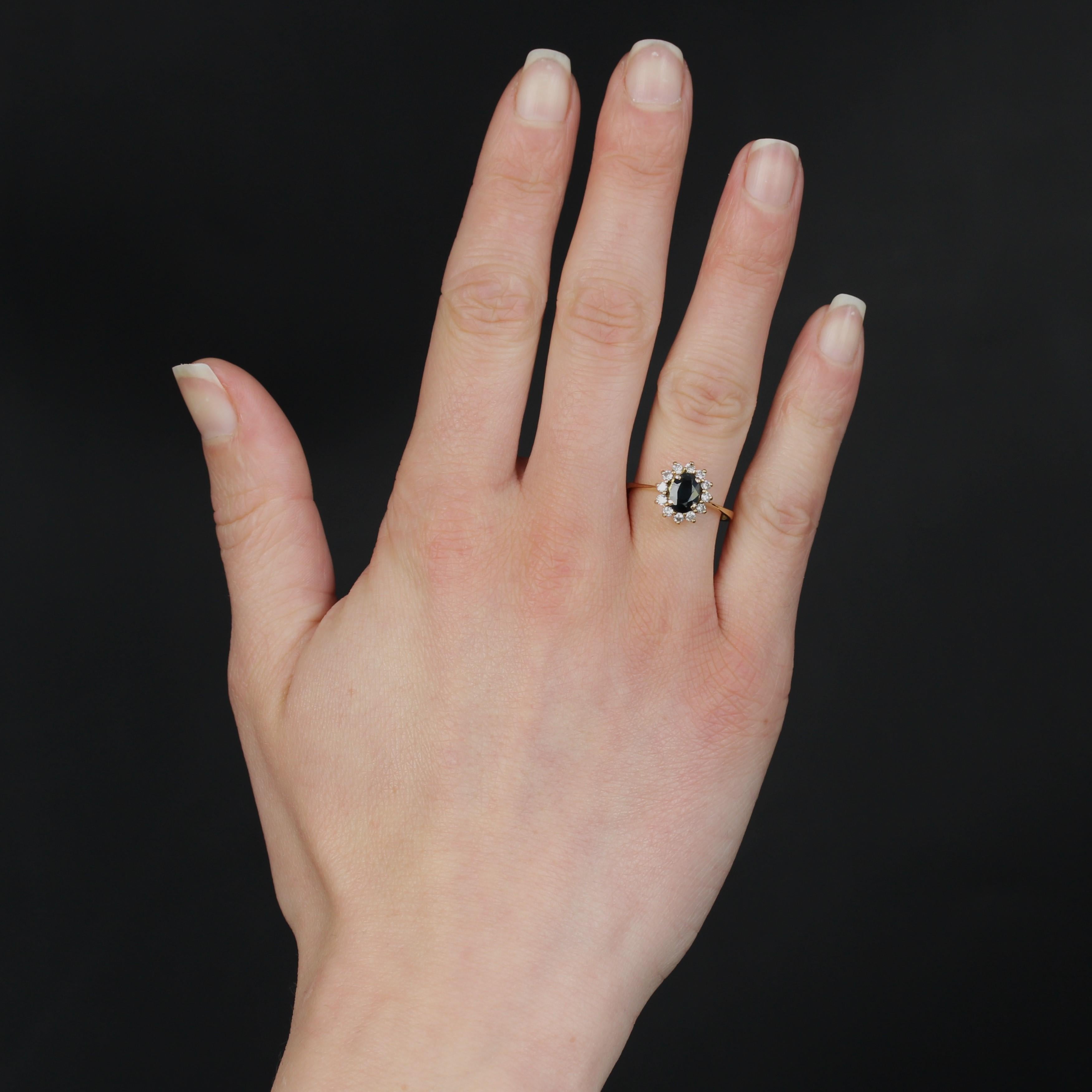 Ring aus 18 Karat Gelbgold.
Ein Ring aus zweiter Hand in Form eines Gänseblümchens, dessen Herz mit einem ovalen Saphir geschmückt ist, der von 4 Krallen gehalten wird, während die Blütenblätter mit kleinen modernen Brillanten besetzt sind. Der Korb