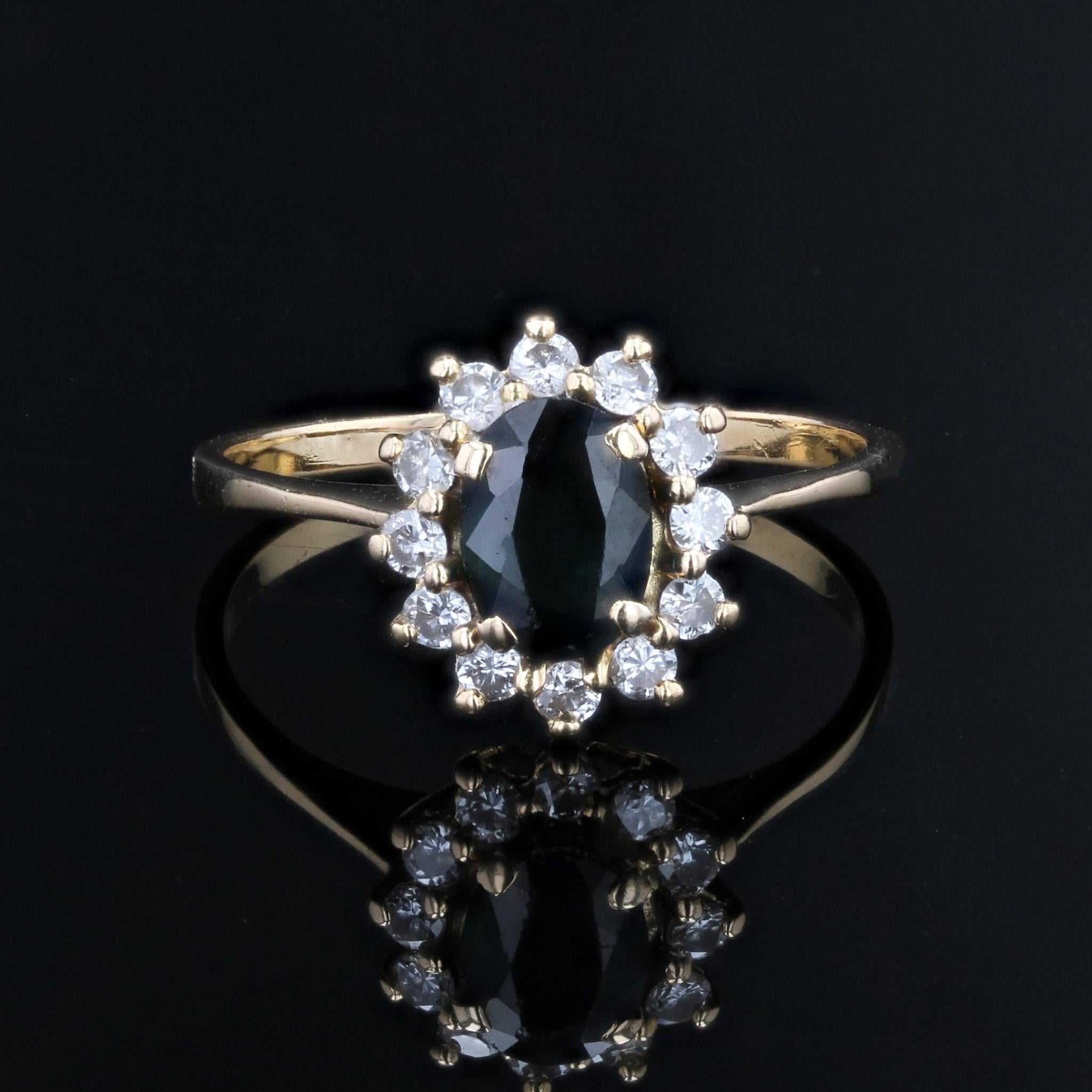 Moderner Gänseblümchenring mit Saphiren und Diamanten aus 18 Karat Gelbgold (Ovalschliff)