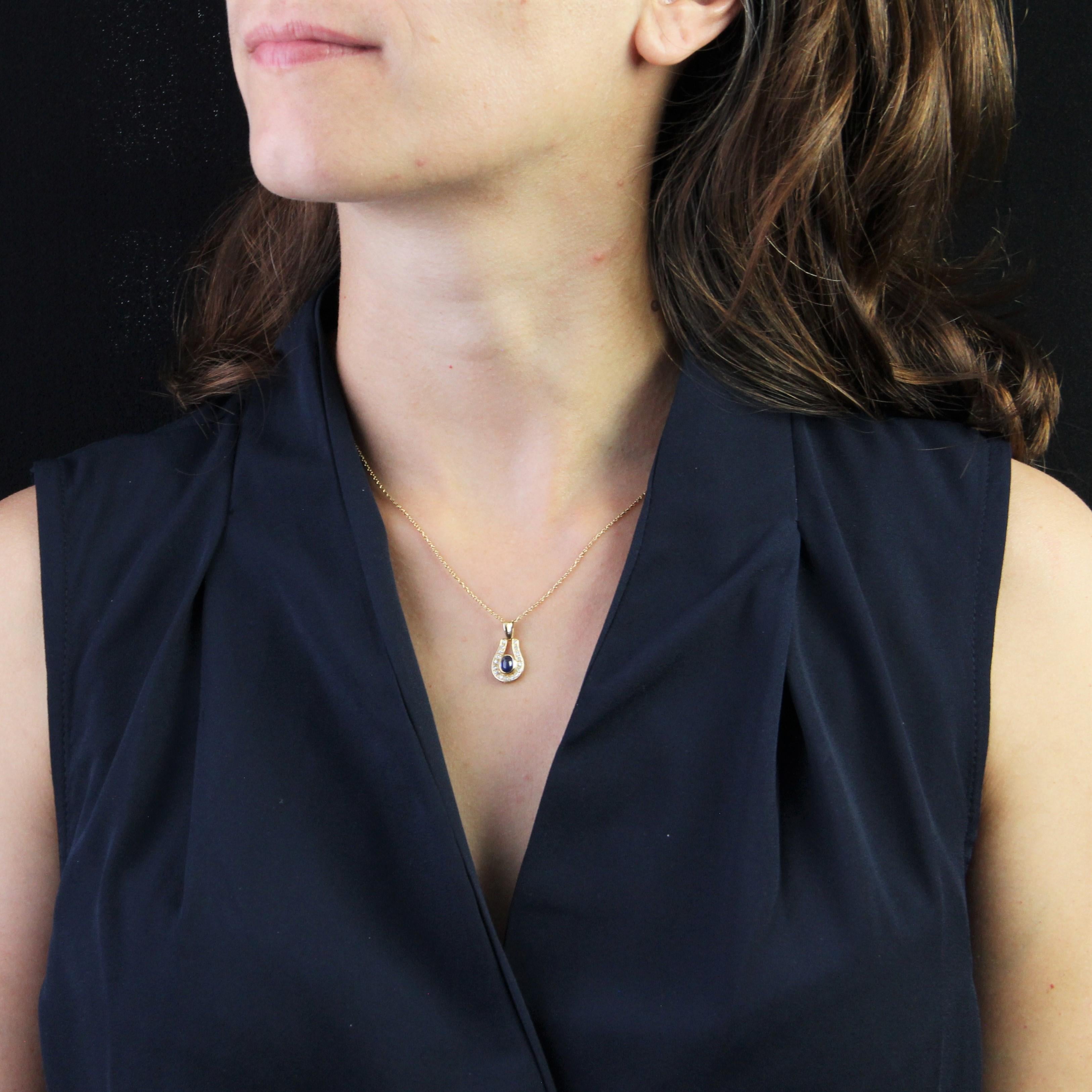 Necklace in 18 karat yellow gold, eagle head hallmark.
Delightful second- hand jewel, it is formed of a thin twisted chain, which holds a pendant in the form of a drop set with small modern brilliant- cut diamonds, and in the center of a sapphire
