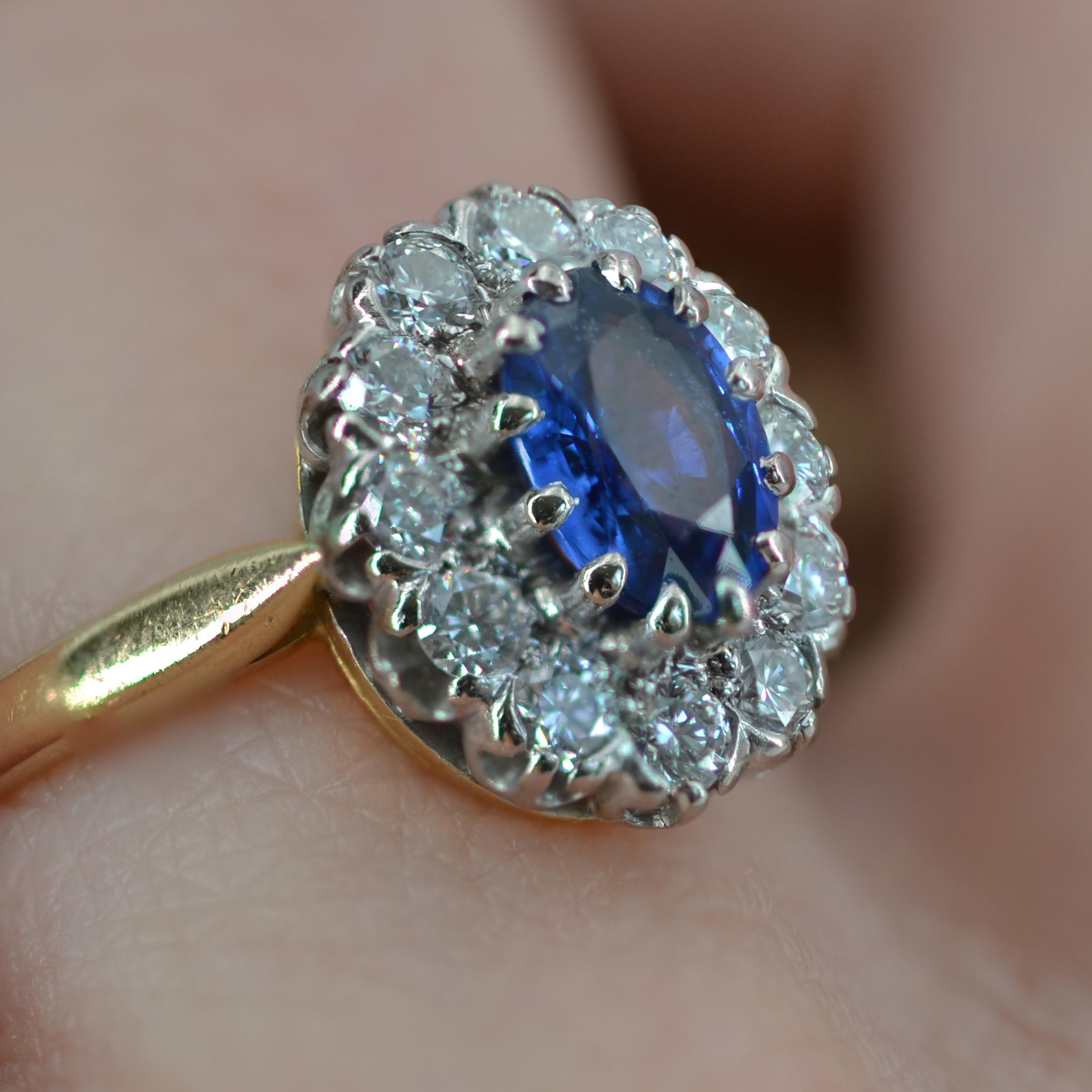 Modern Sapphire Diamonds 18 Karat Yellow Gold Pompadour Ring For Sale 3