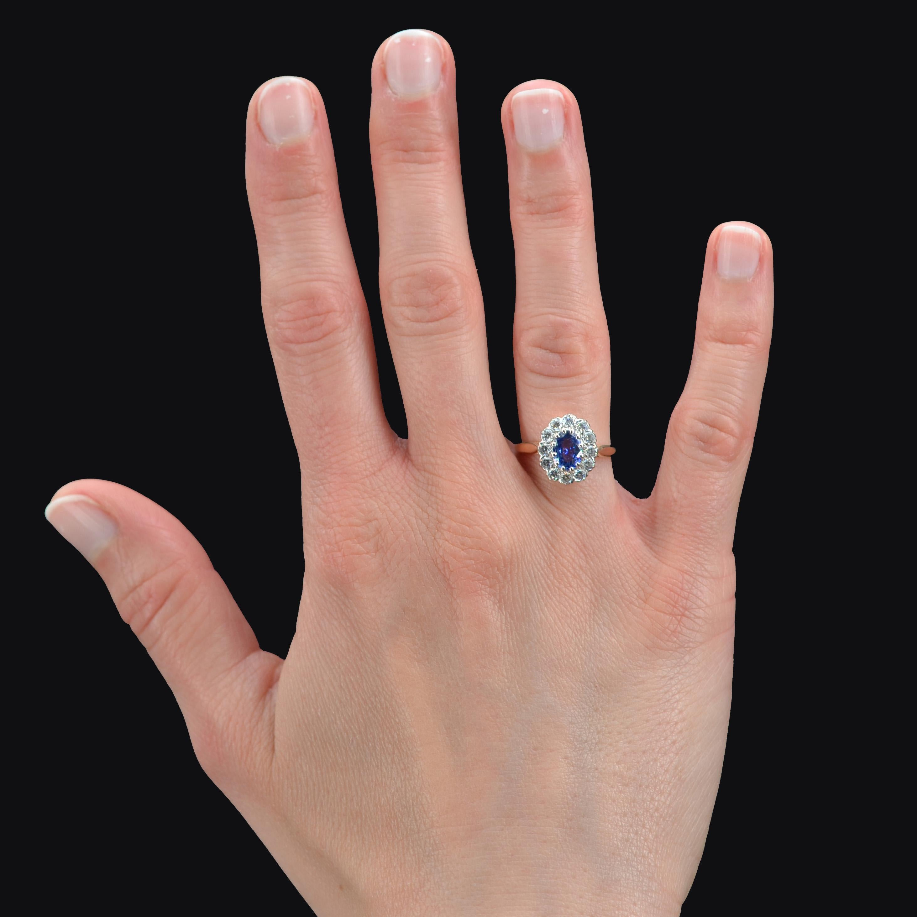 Bague en or jaune 18 carats.
Ravissante bague Pompadour, elle est ornée au centre d'un saphir bleu retenu par des griffes dans un entourage de diamants modernes taille brillant. L'anneau a 2 perles de rétrécissement qui peuvent être enlevées.
Poids