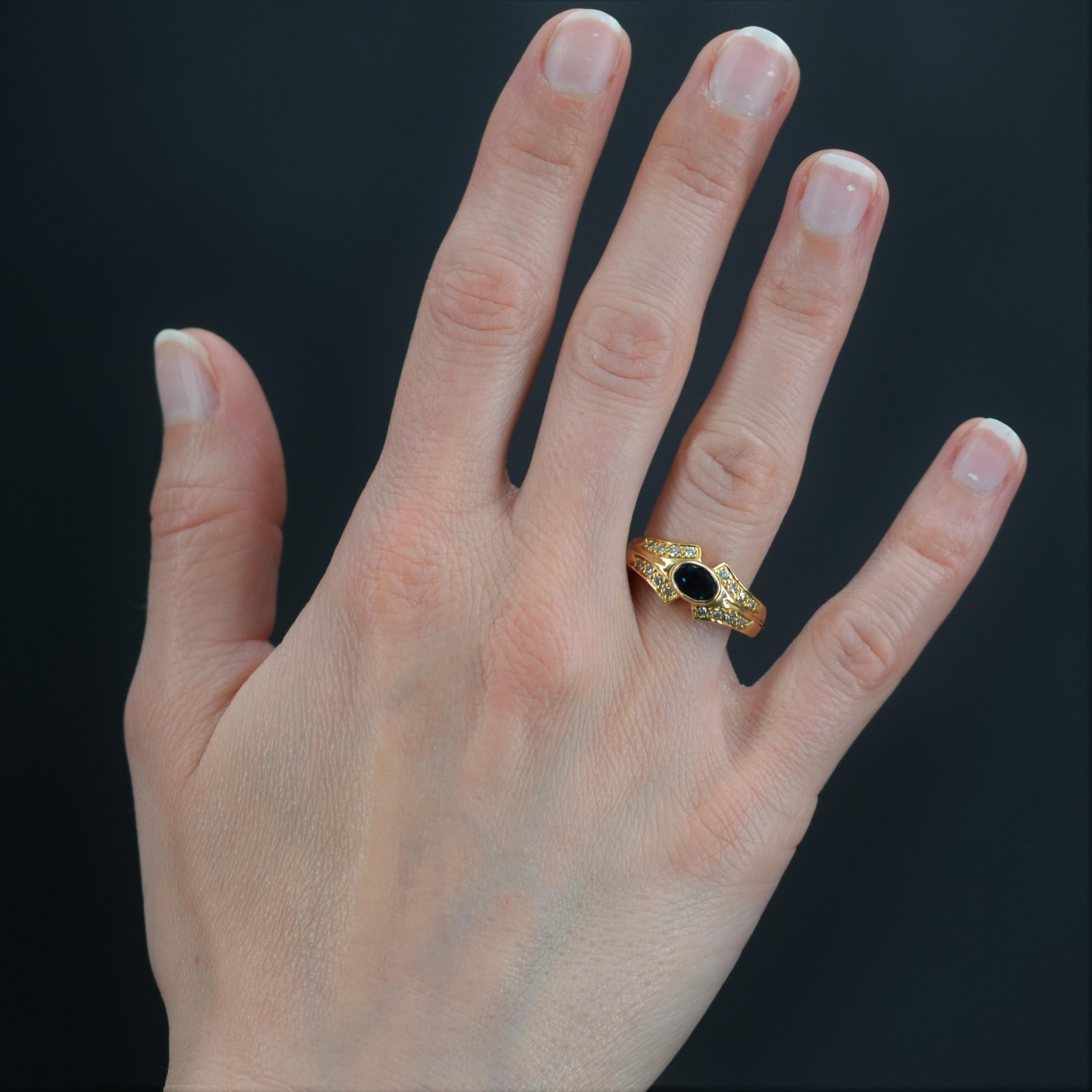 Ring in 18 karat yellow gold, eagle head hallmark.
Gold ring, it is decorated with an oval sapphire in closed setting. On both sides 2 x 2 lines of 4 modern brilliant- cut diamonds decorate the ring.
Weight of the sapphire : about 0.65 carat, total