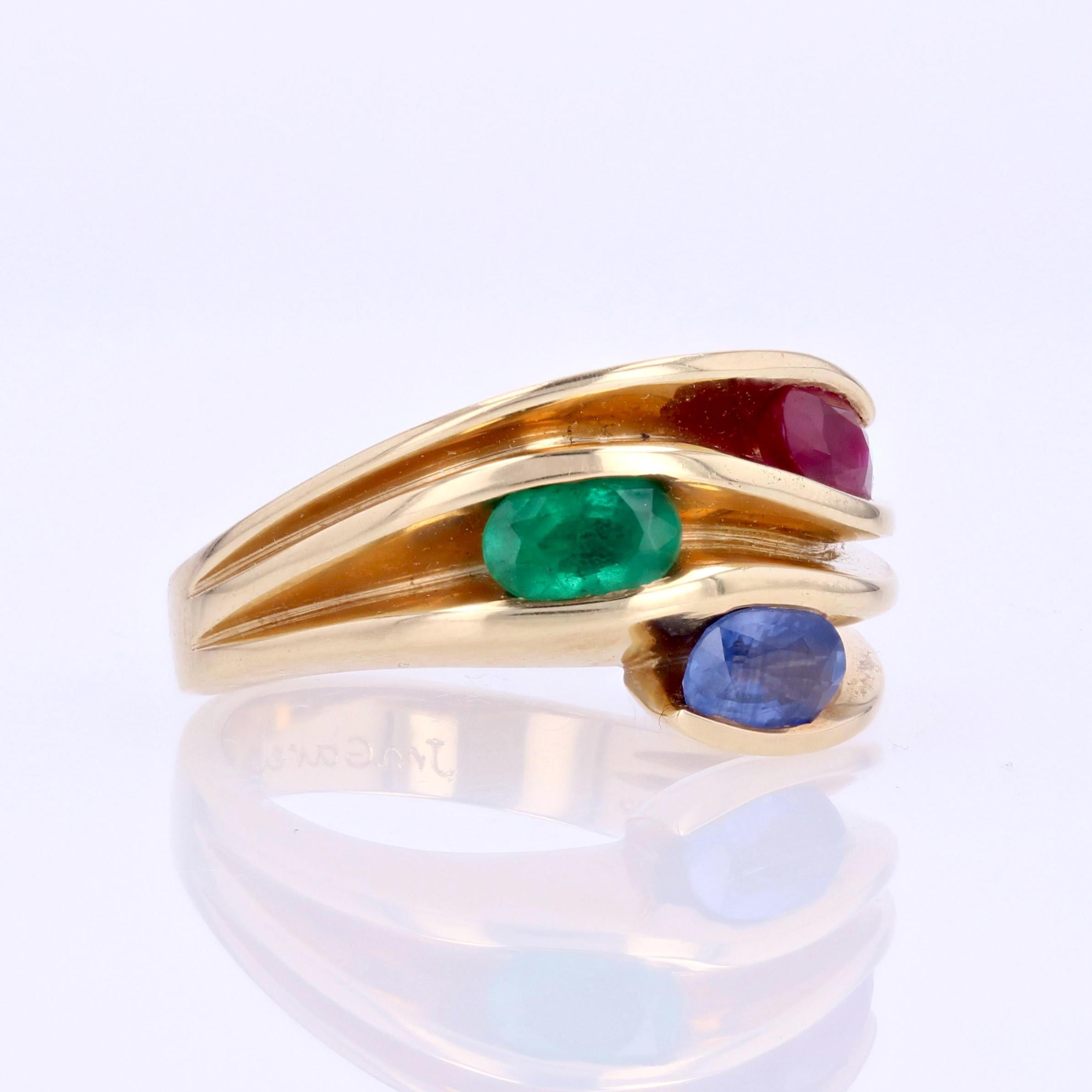 Bague moderne en or jaune 18 carats avec saphir, émeraude et rubis en vente 4