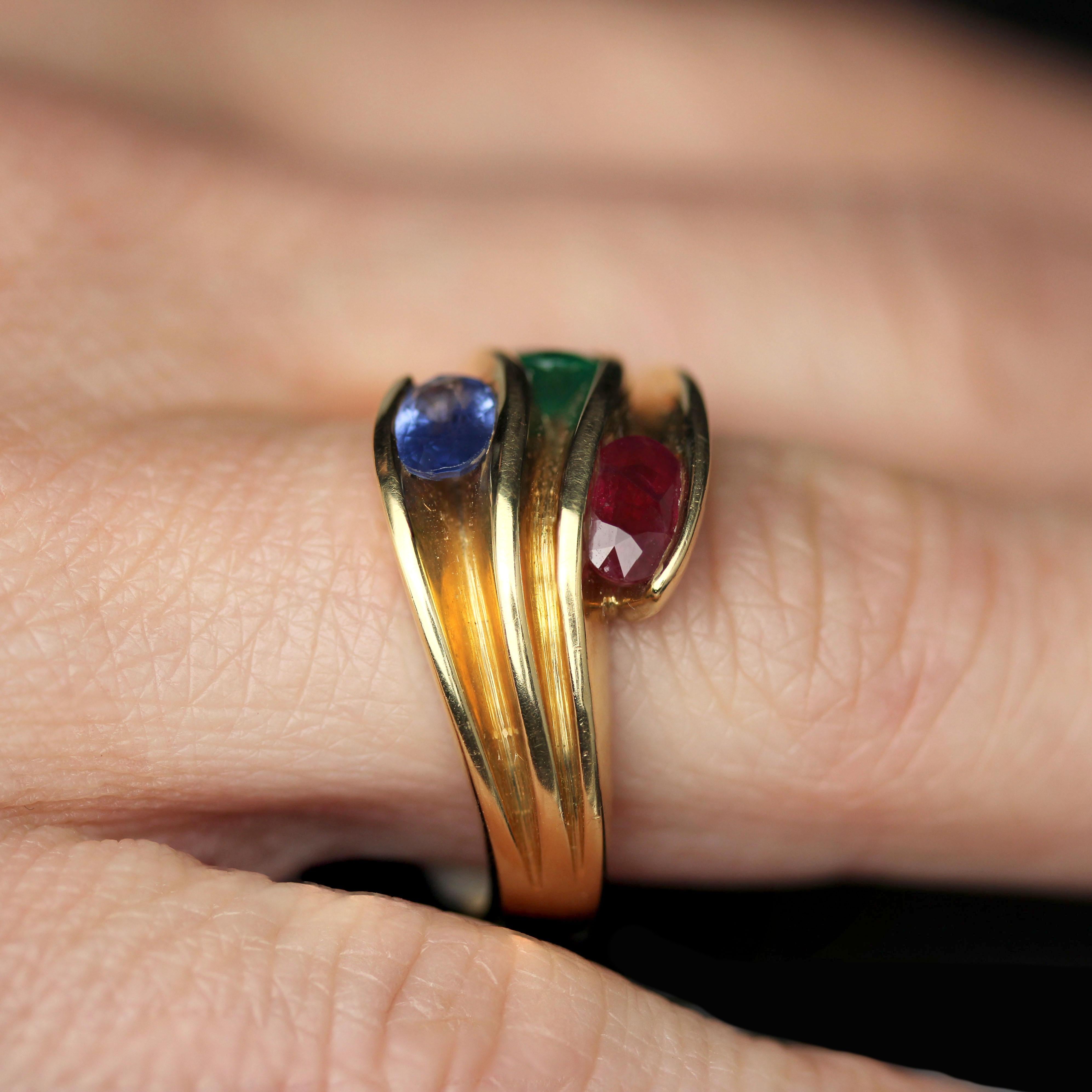 Bague moderne en or jaune 18 carats avec saphir, émeraude et rubis en vente 5