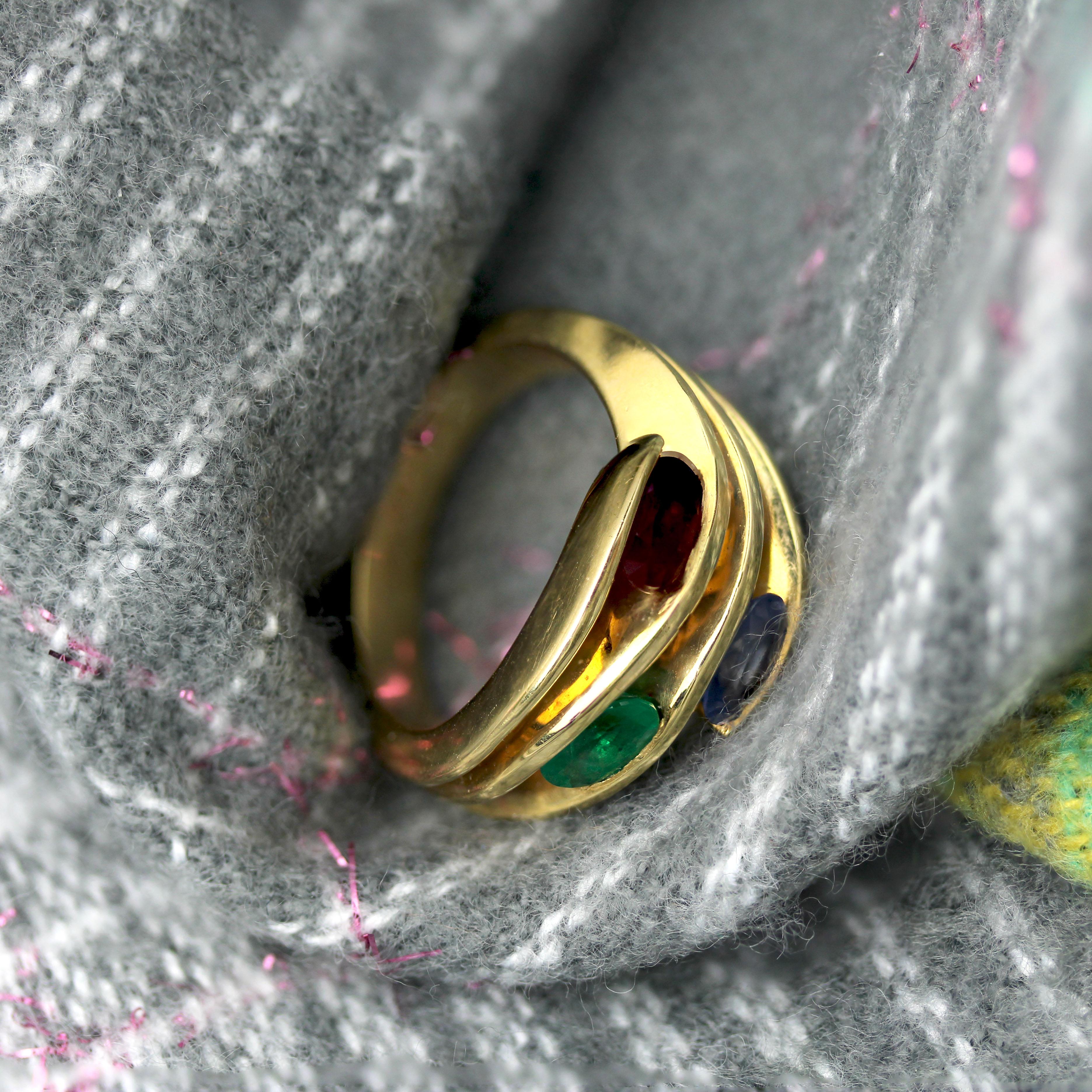 Bague moderne en or jaune 18 carats avec saphir, émeraude et rubis en vente 6