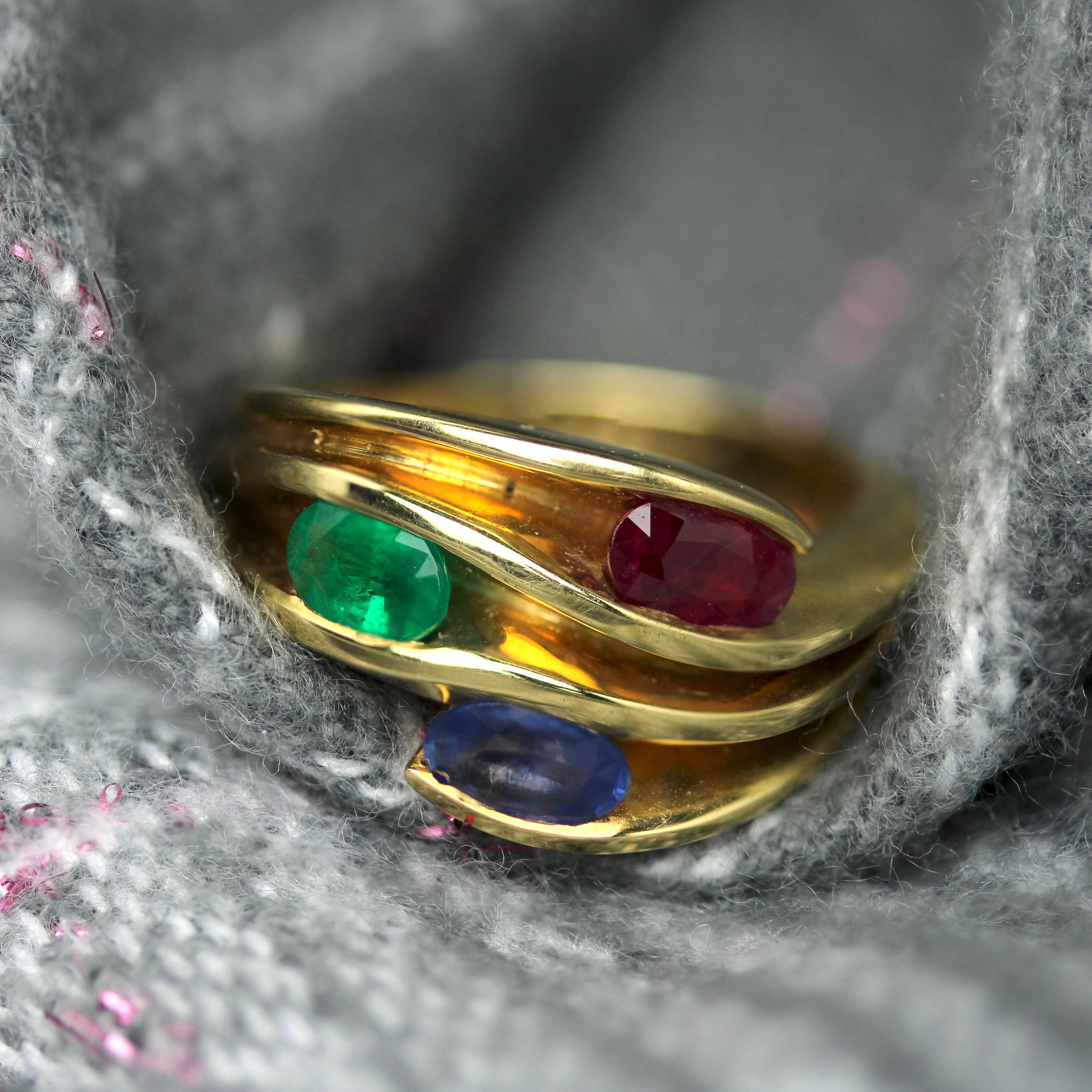 Bague moderne en or jaune 18 carats avec saphir, émeraude et rubis en vente 7