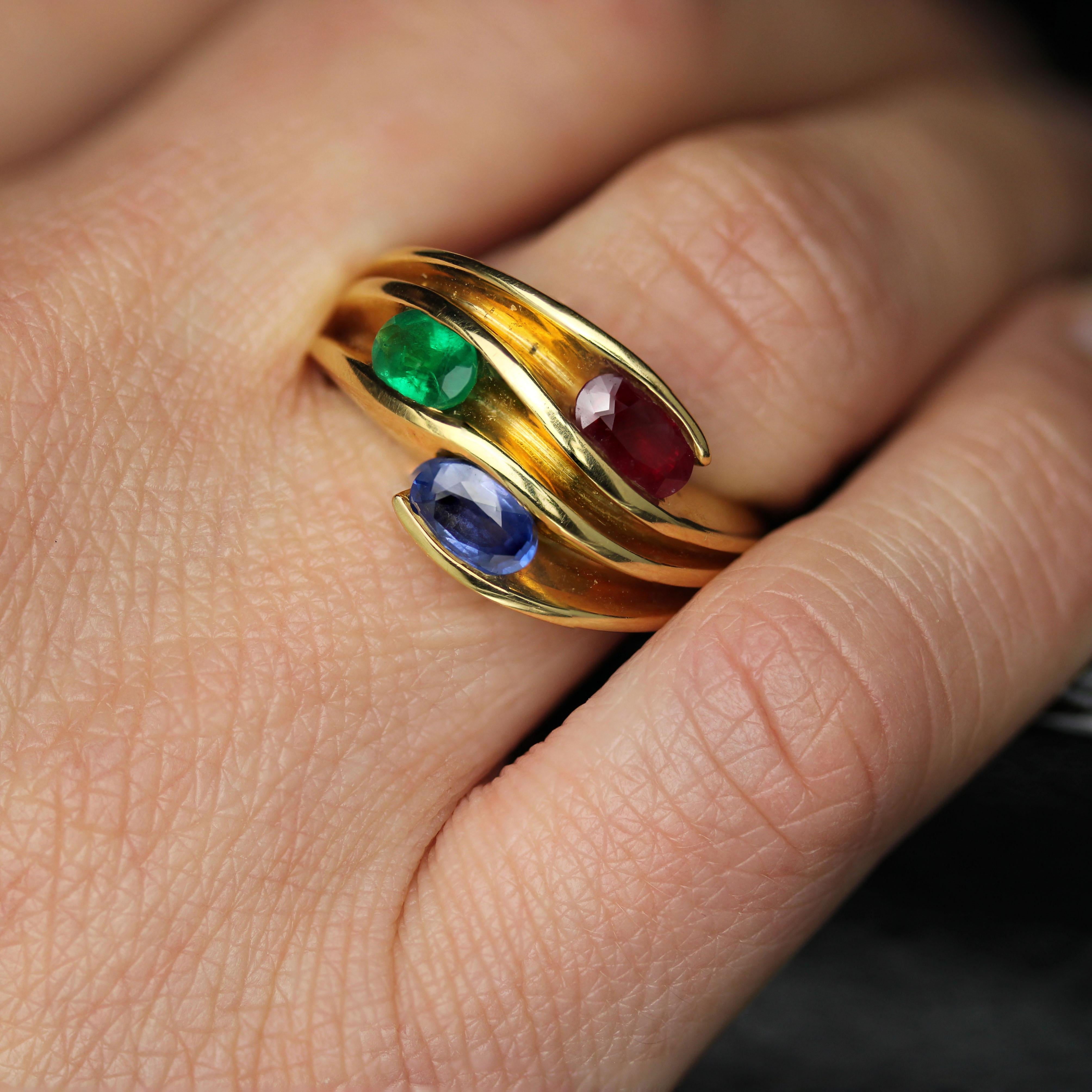 Bague moderne en or jaune 18 carats avec saphir, émeraude et rubis en vente 8