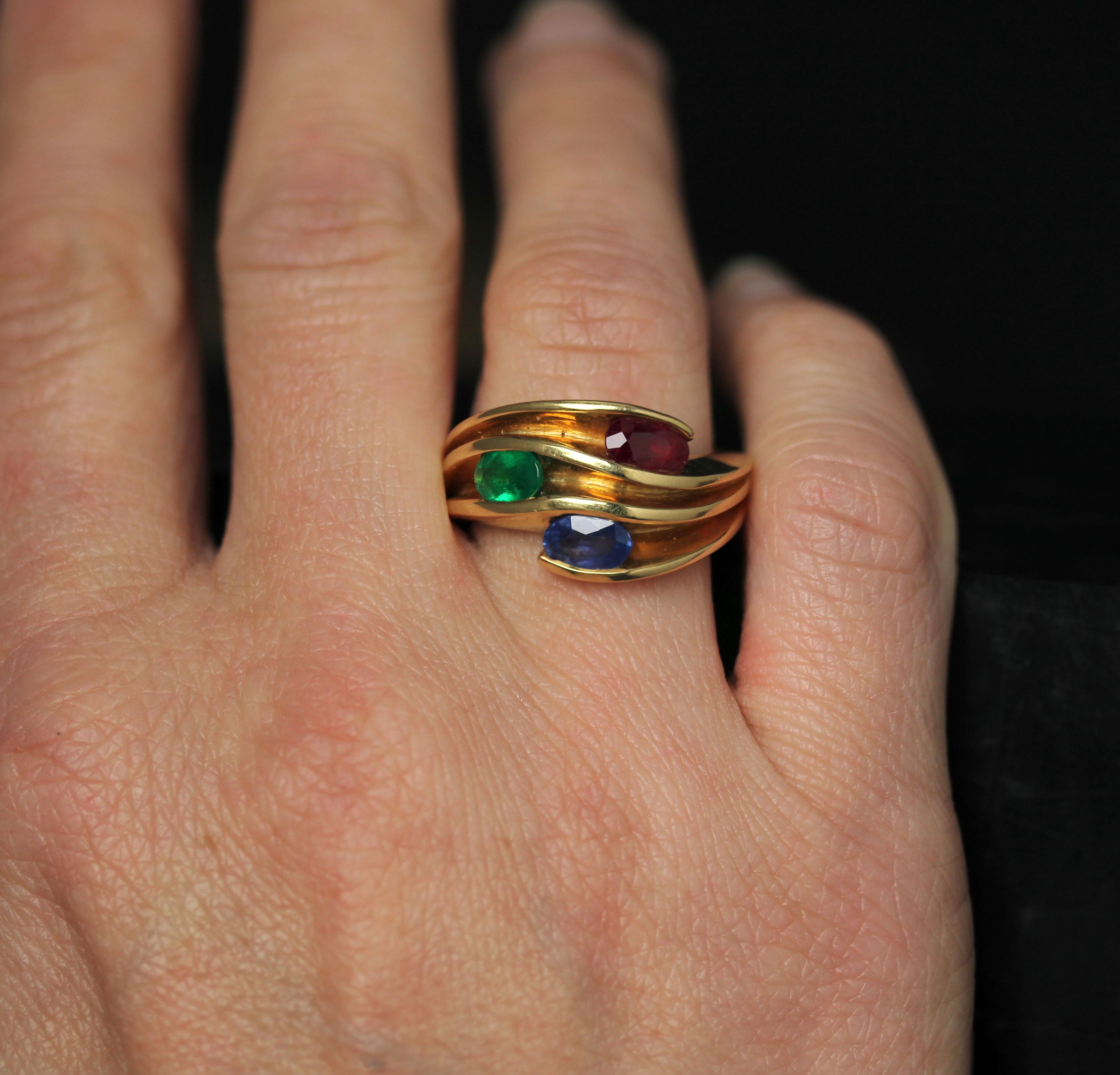 Bague moderne en or jaune 18 carats avec saphir, émeraude et rubis en vente 9