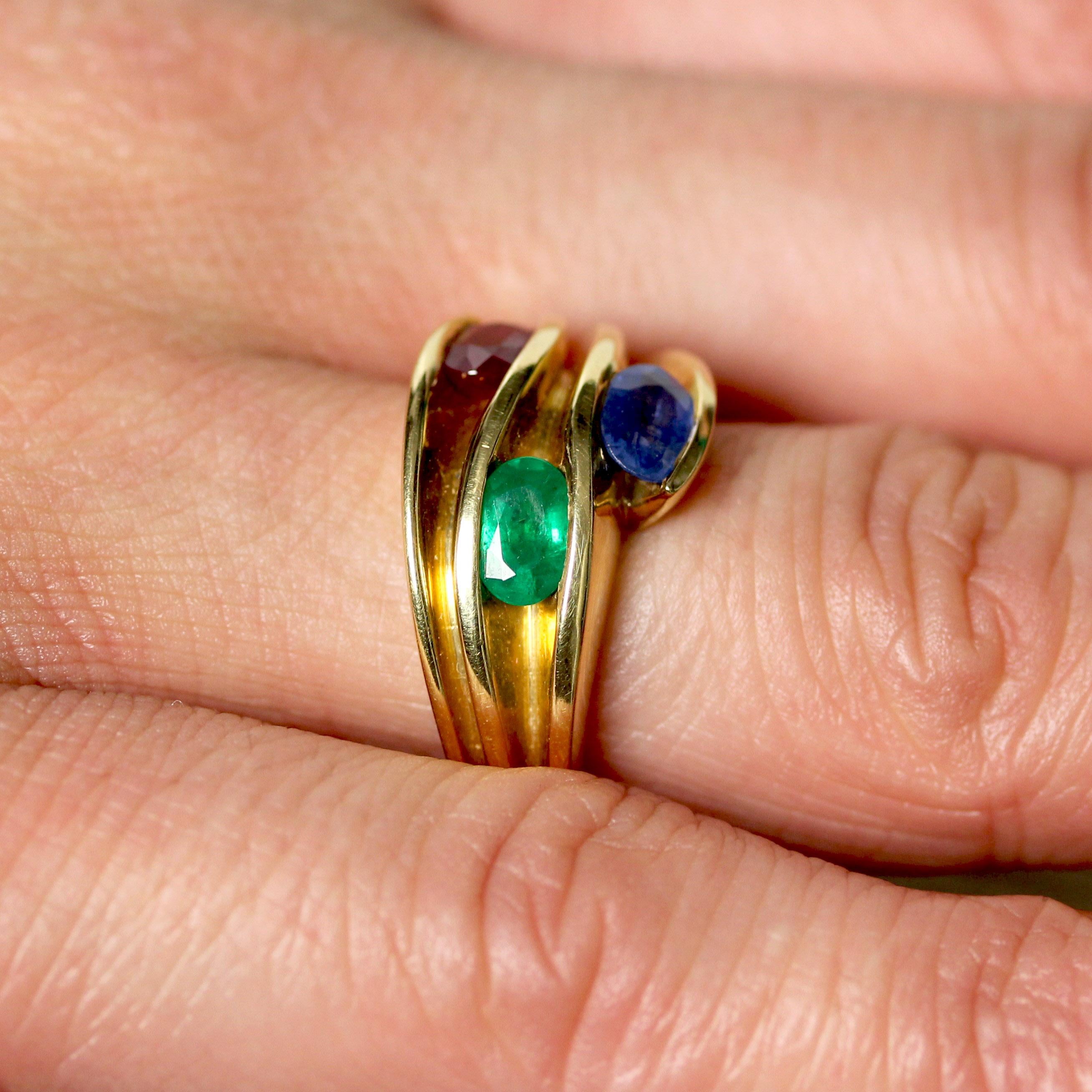 Bague moderne en or jaune 18 carats avec saphir, émeraude et rubis en vente 10