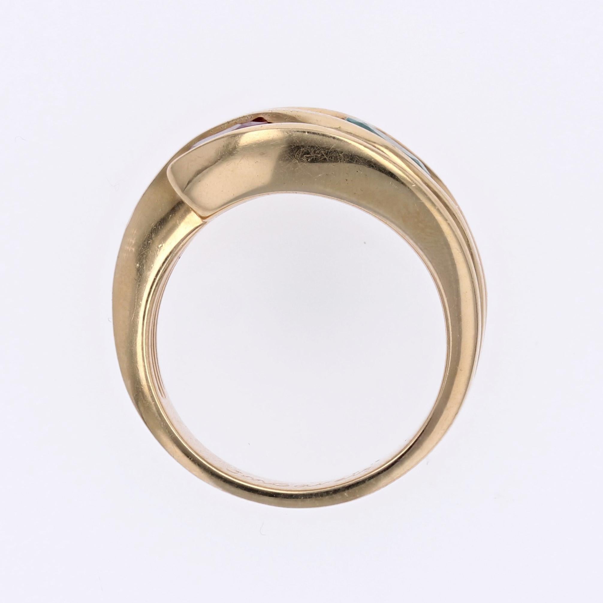 Bague moderne en or jaune 18 carats avec saphir, émeraude et rubis en vente 11