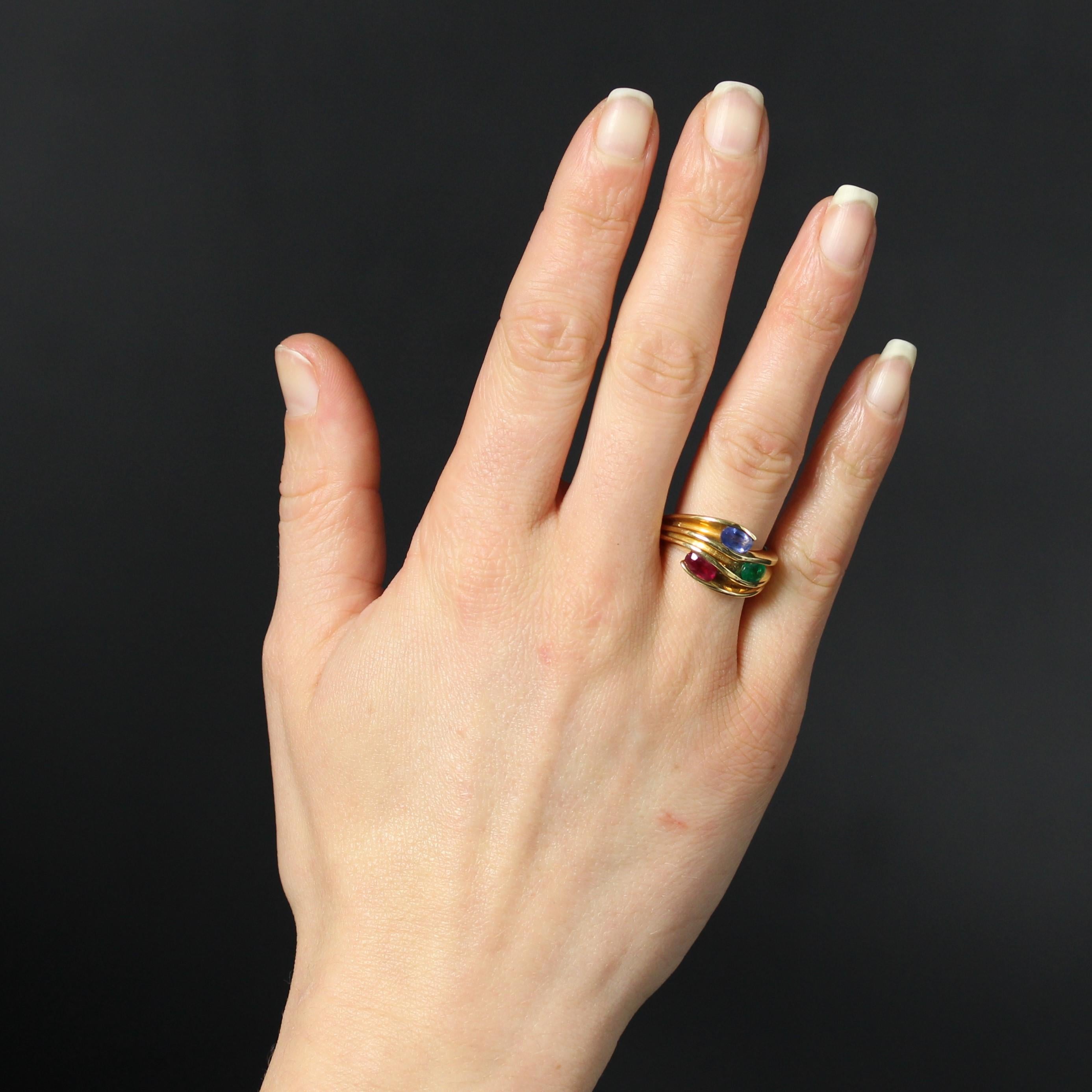 Bague en or jaune 18 carats, poinçon tête d'aigle.
Cette belle bague d'occasion en or est surmontée d'une monture en forme de vague, contenant trois pierres précieuses : un rubis, une émeraude et un saphir, tous taillés en ovale.
Poids du saphir :