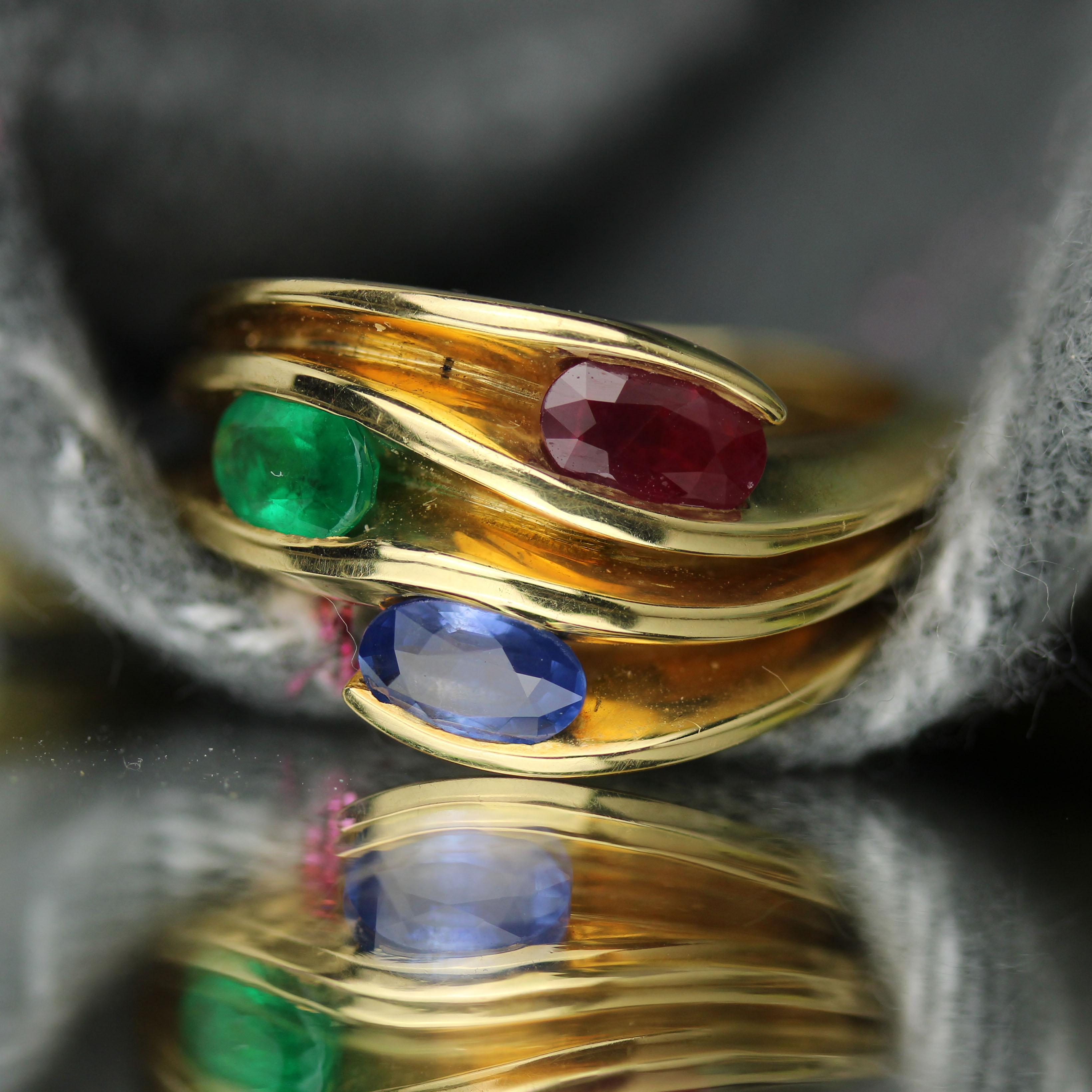 Moderne Bague moderne en or jaune 18 carats avec saphir, émeraude et rubis en vente