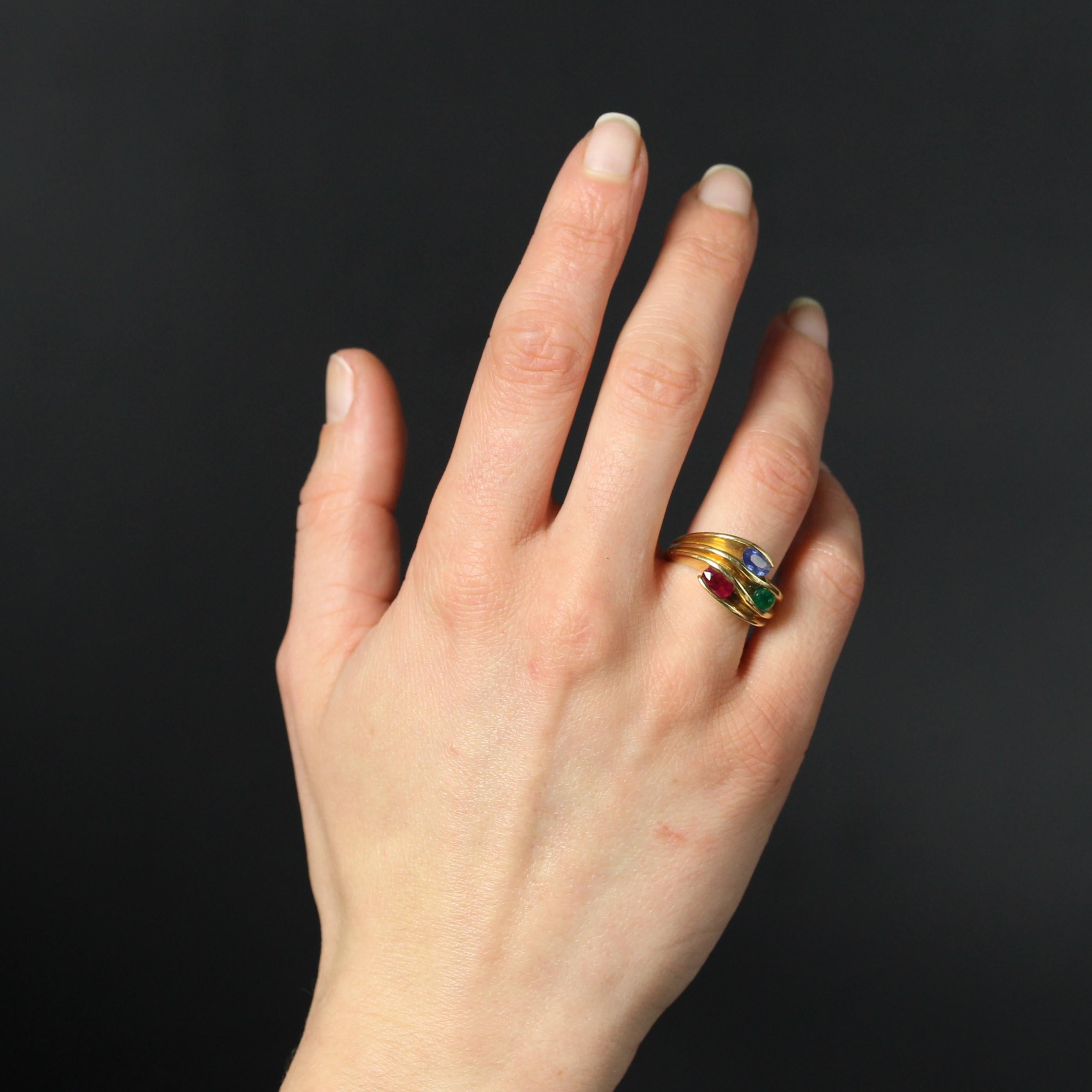 Taille ovale Bague moderne en or jaune 18 carats avec saphir, émeraude et rubis en vente