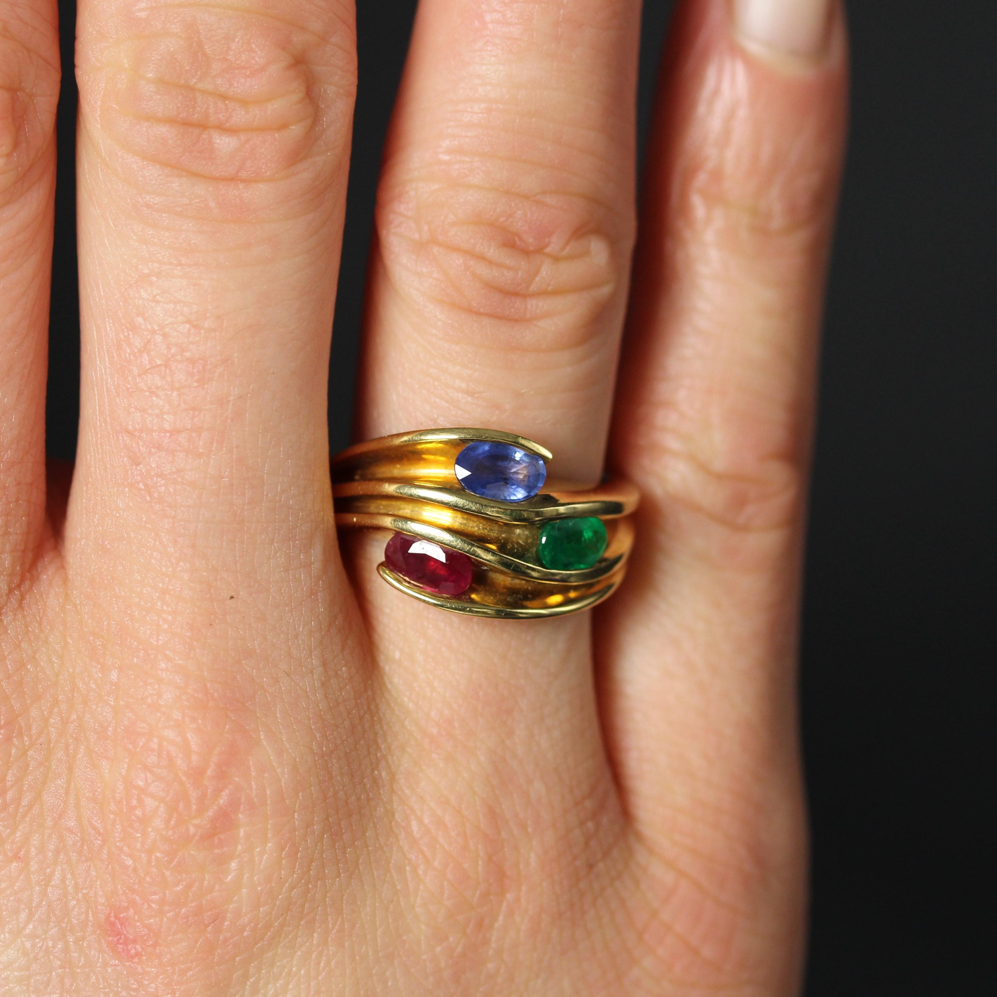 Bague moderne en or jaune 18 carats avec saphir, émeraude et rubis Pour femmes en vente