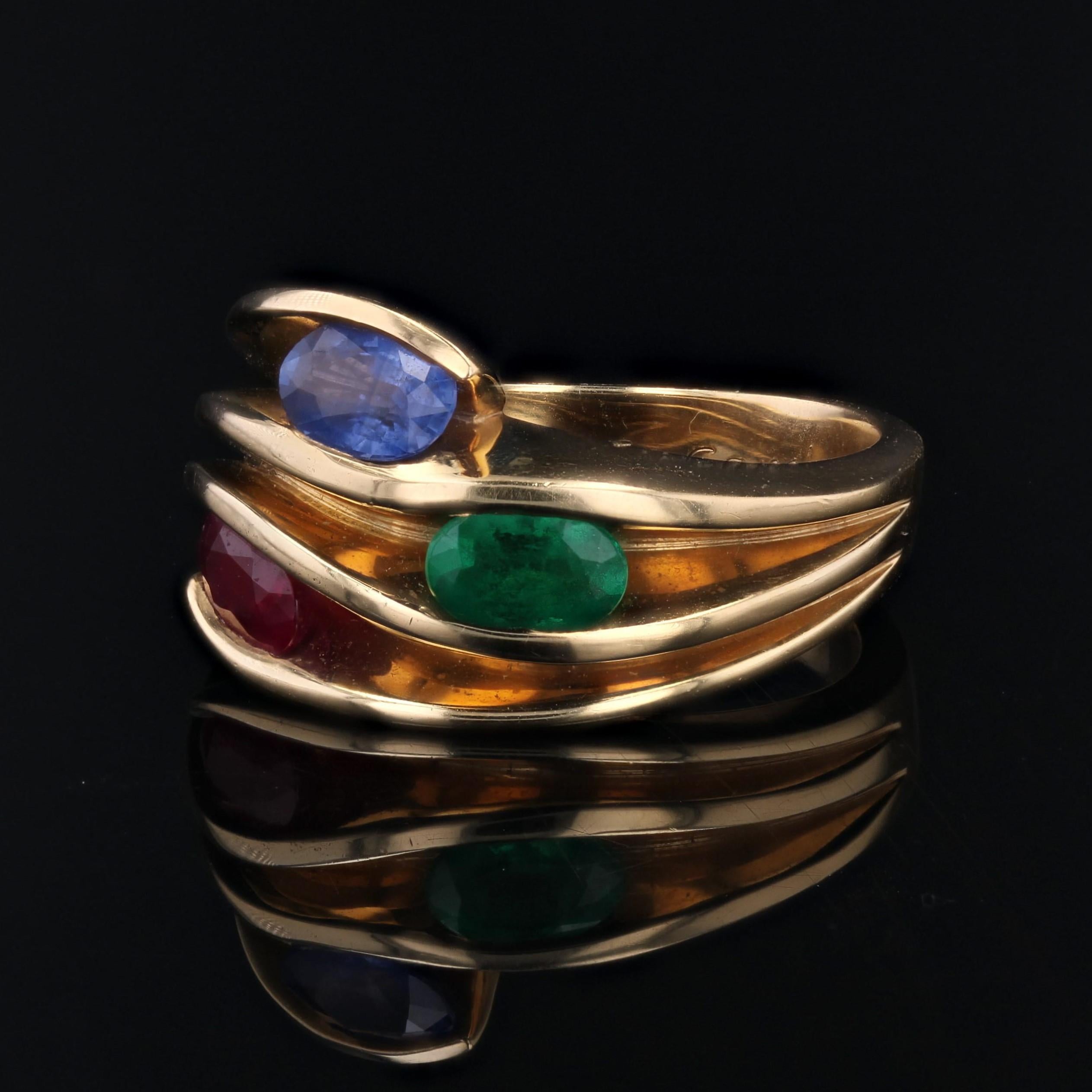 Bague moderne en or jaune 18 carats avec saphir, émeraude et rubis en vente 1