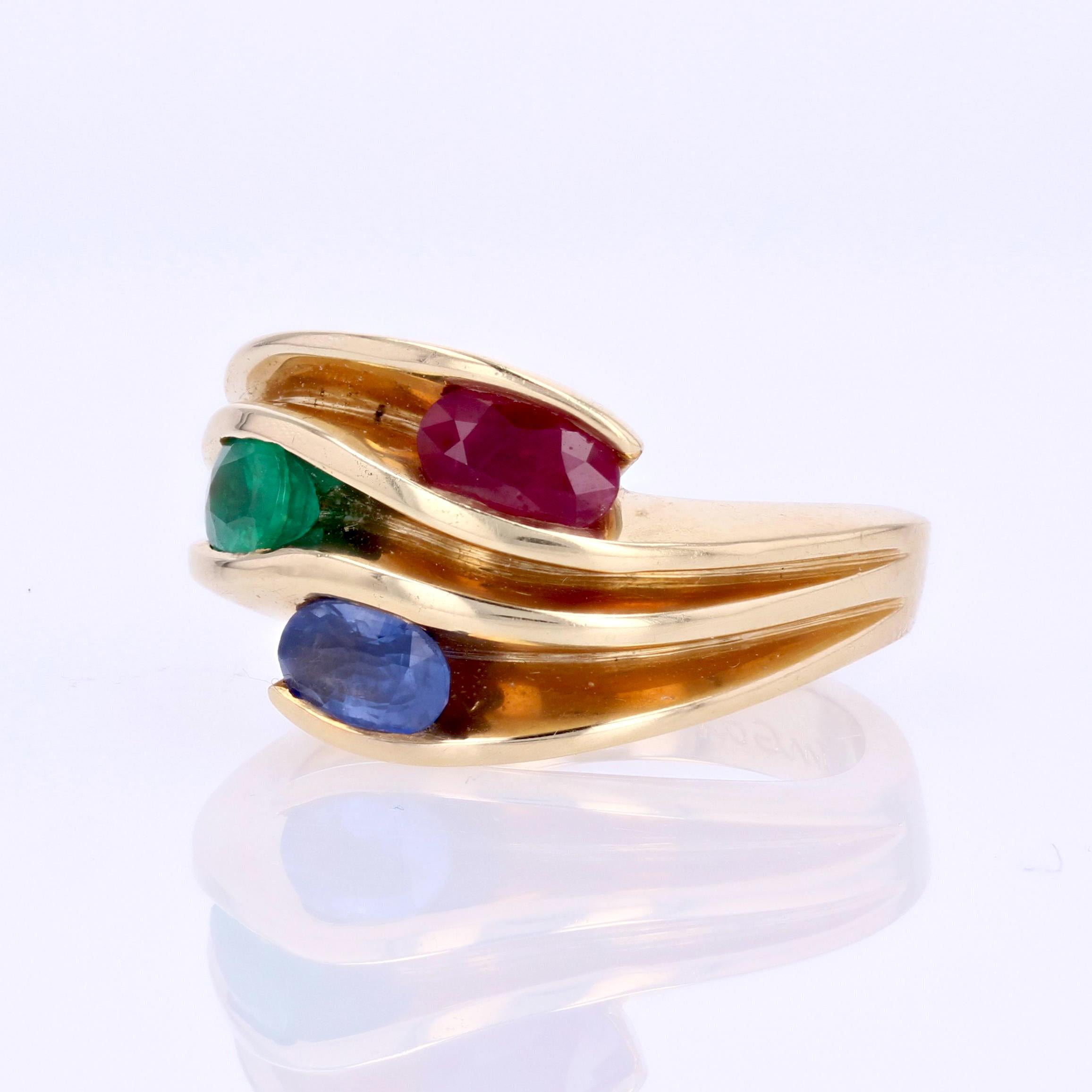 Bague moderne en or jaune 18 carats avec saphir, émeraude et rubis en vente 2
