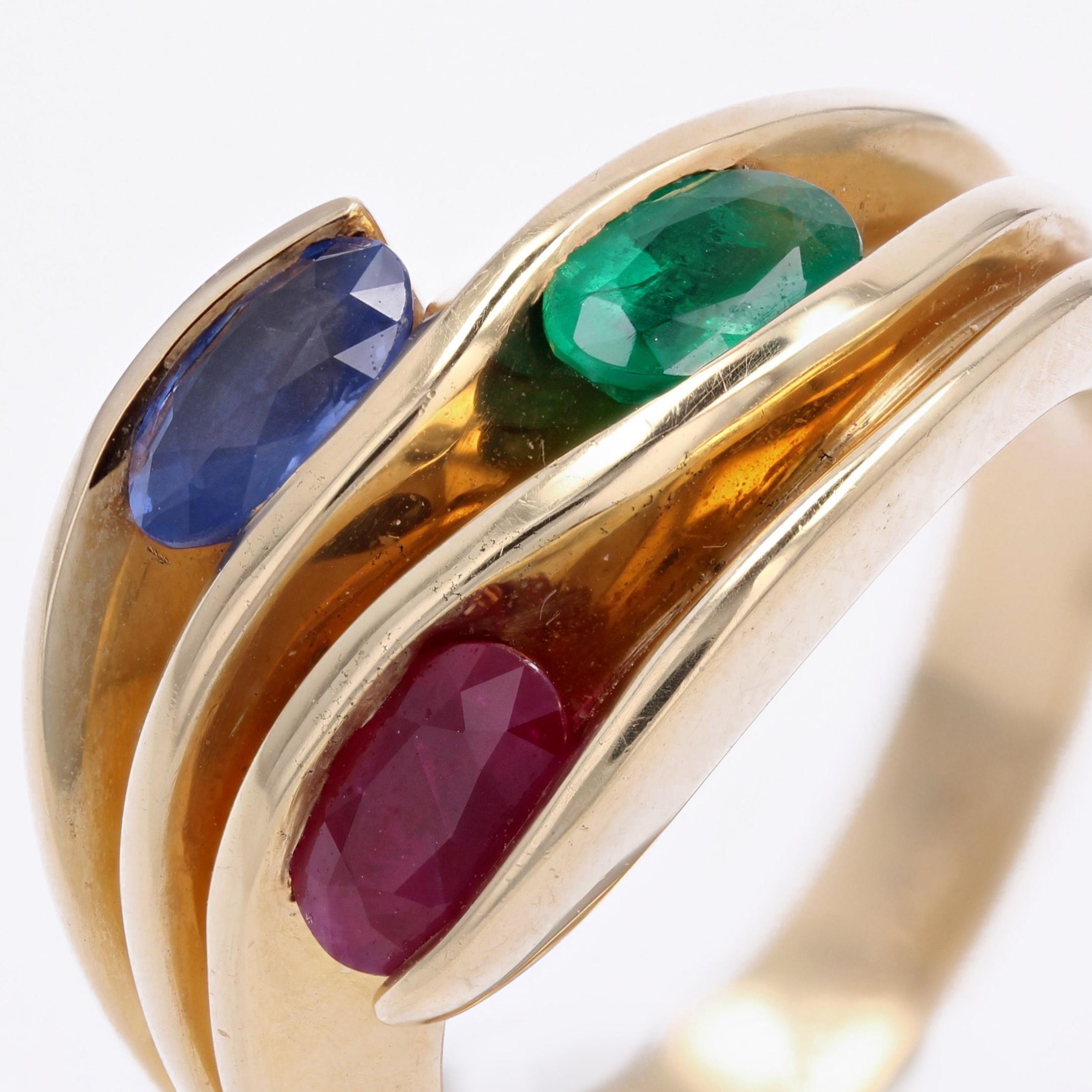 Bague moderne en or jaune 18 carats avec saphir, émeraude et rubis en vente 3