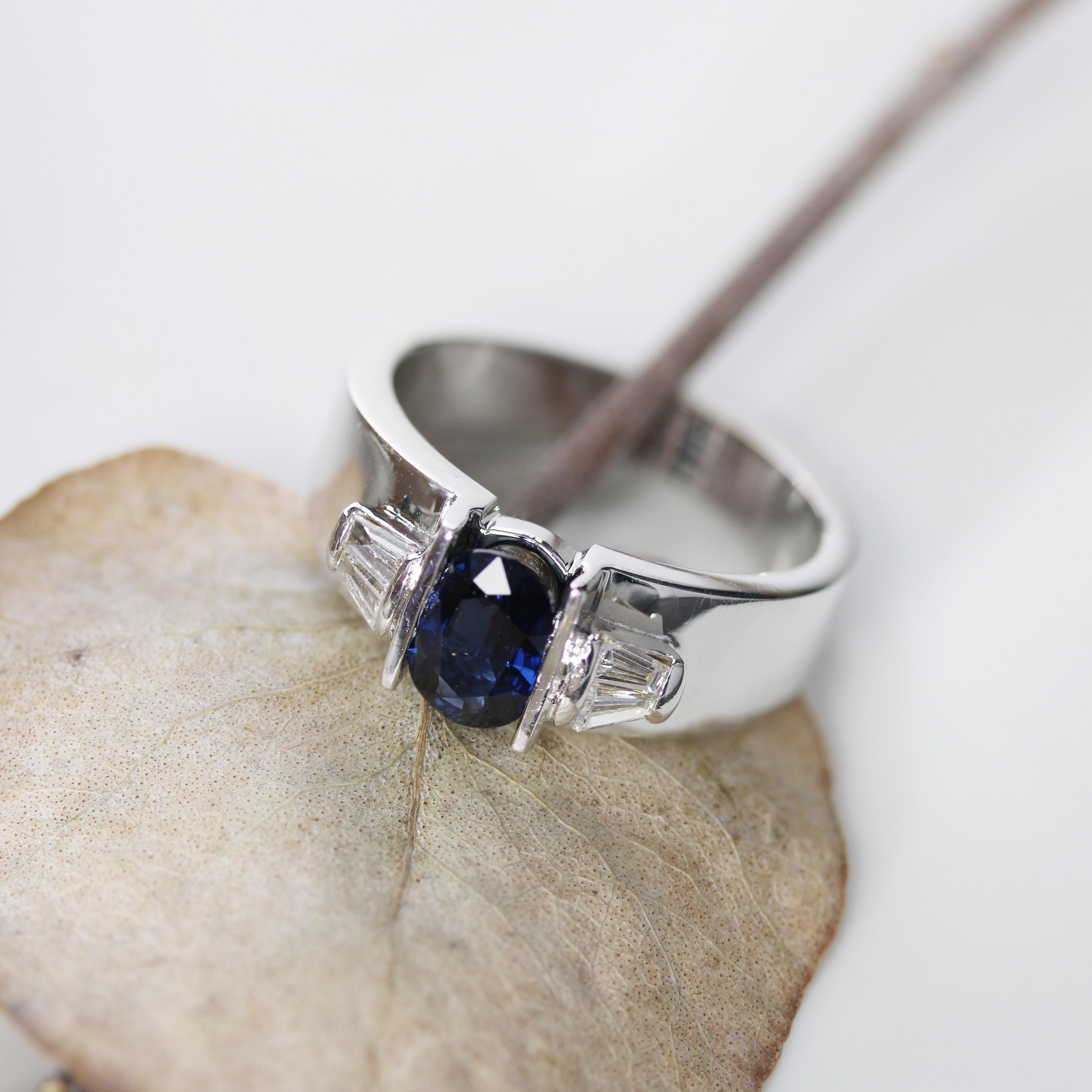 Anello moderno con zaffiro e diamanti a trapezio in oro bianco 18 carati in vendita 6