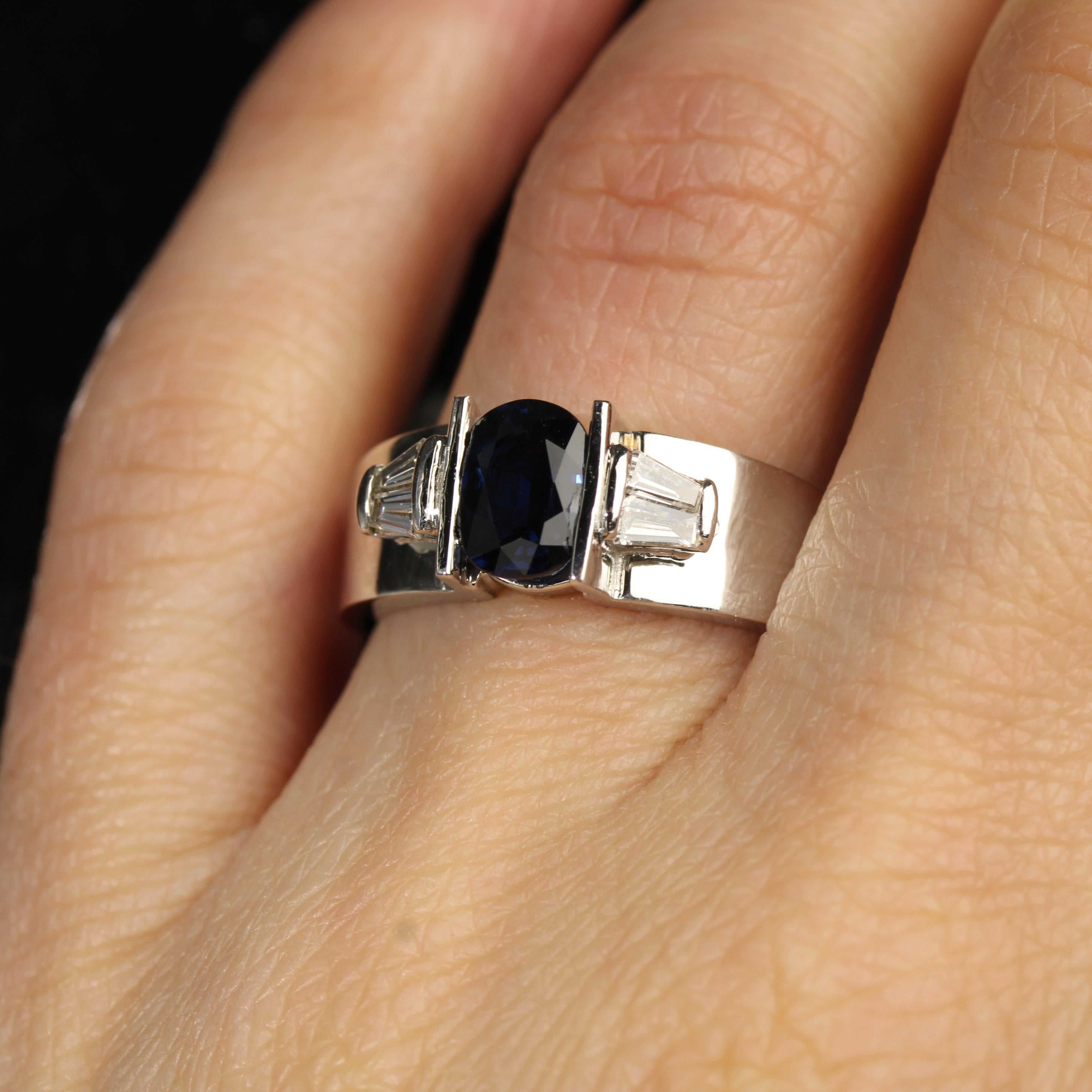 Anello moderno con zaffiro e diamanti a trapezio in oro bianco 18 carati in vendita 8