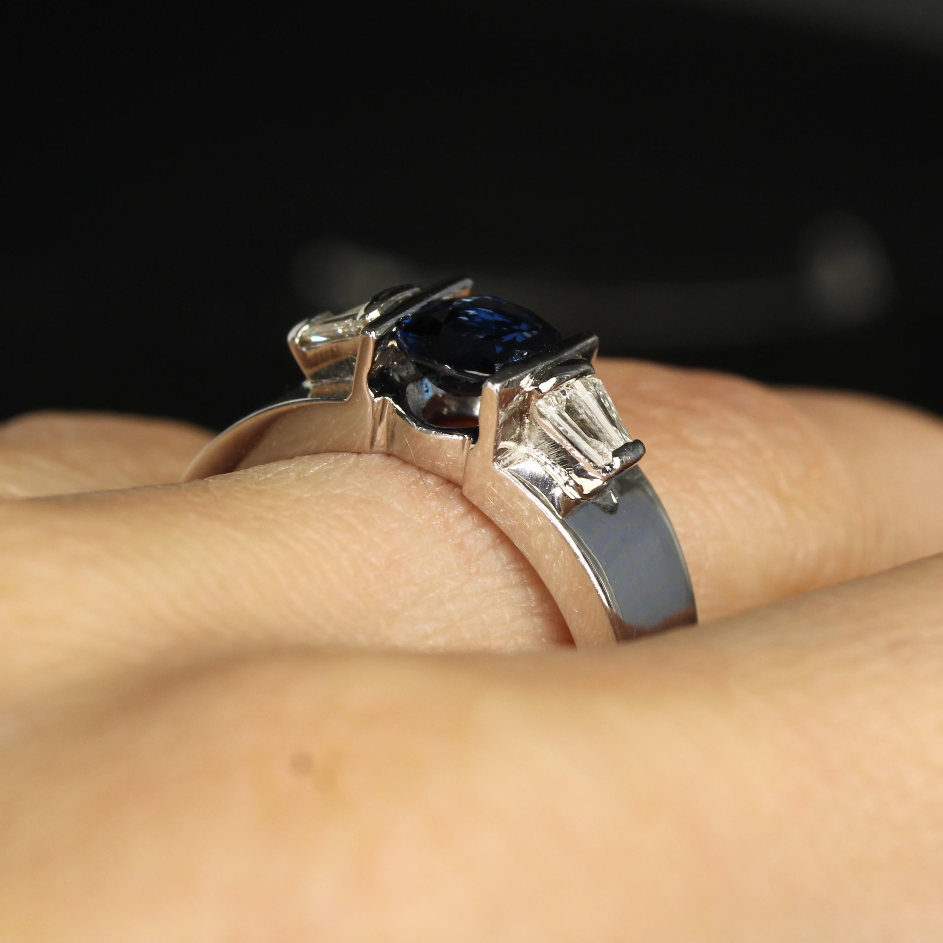 Anello moderno con zaffiro e diamanti a trapezio in oro bianco 18 carati in vendita 9