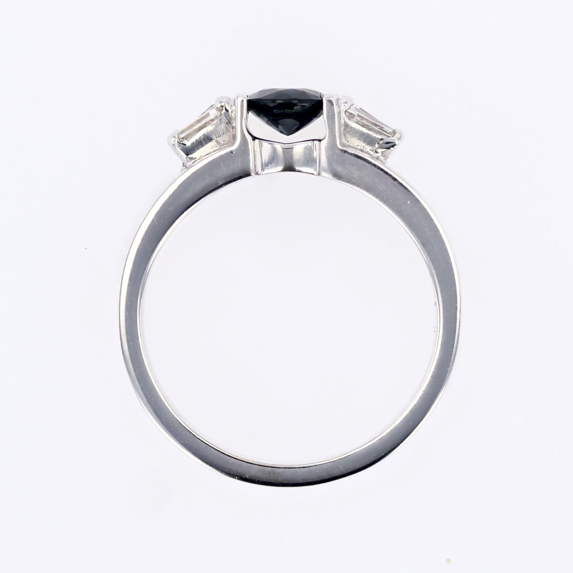 Anello moderno con zaffiro e diamanti a trapezio in oro bianco 18 carati in vendita 10