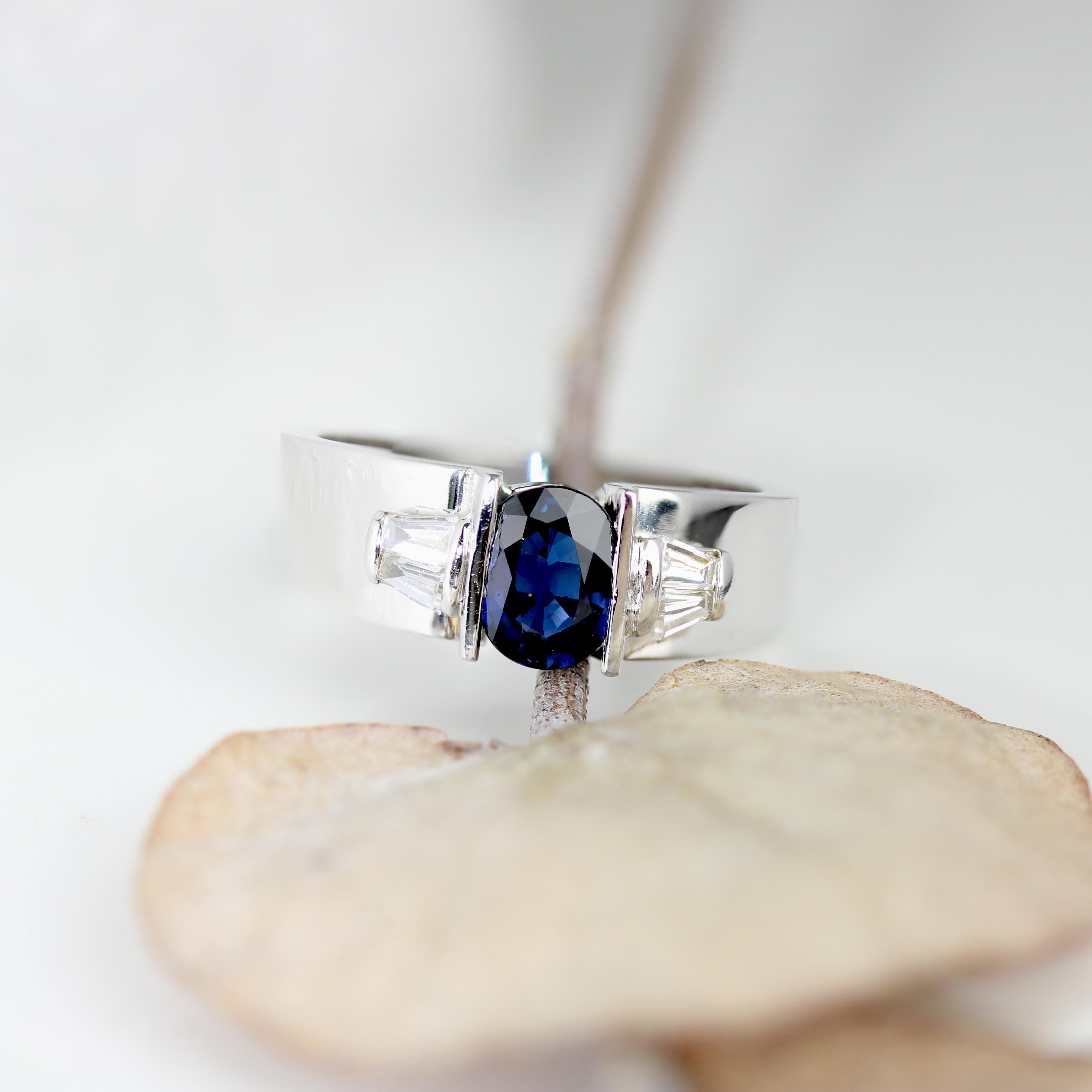 Moderno Anello moderno con zaffiro e diamanti a trapezio in oro bianco 18 carati in vendita