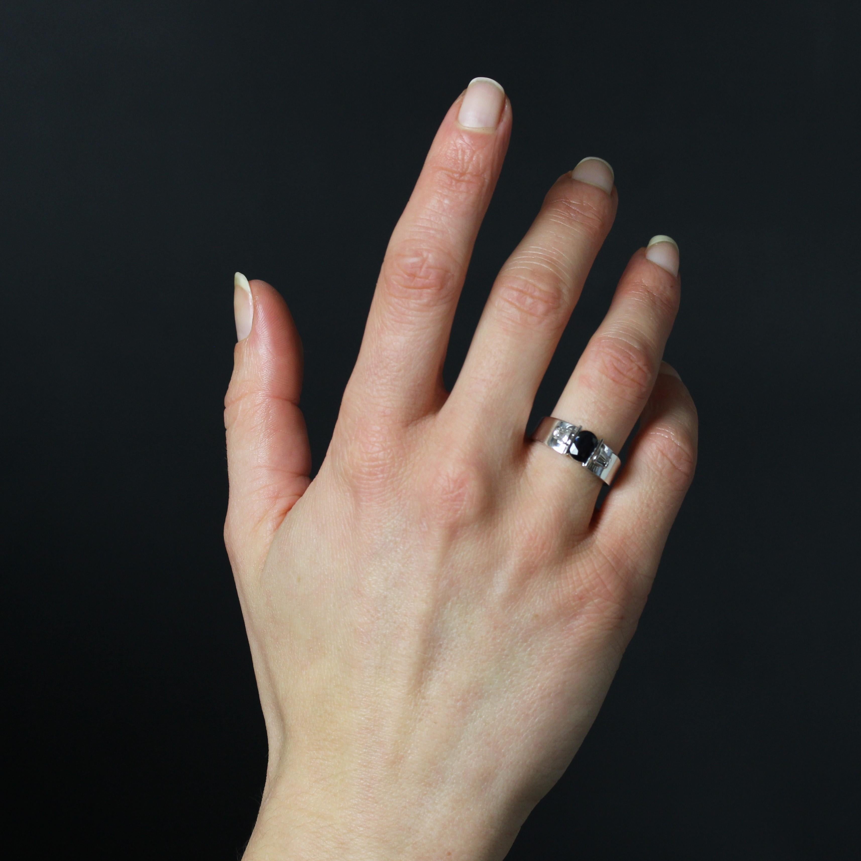 Taglio ovale Anello moderno con zaffiro e diamanti a trapezio in oro bianco 18 carati in vendita