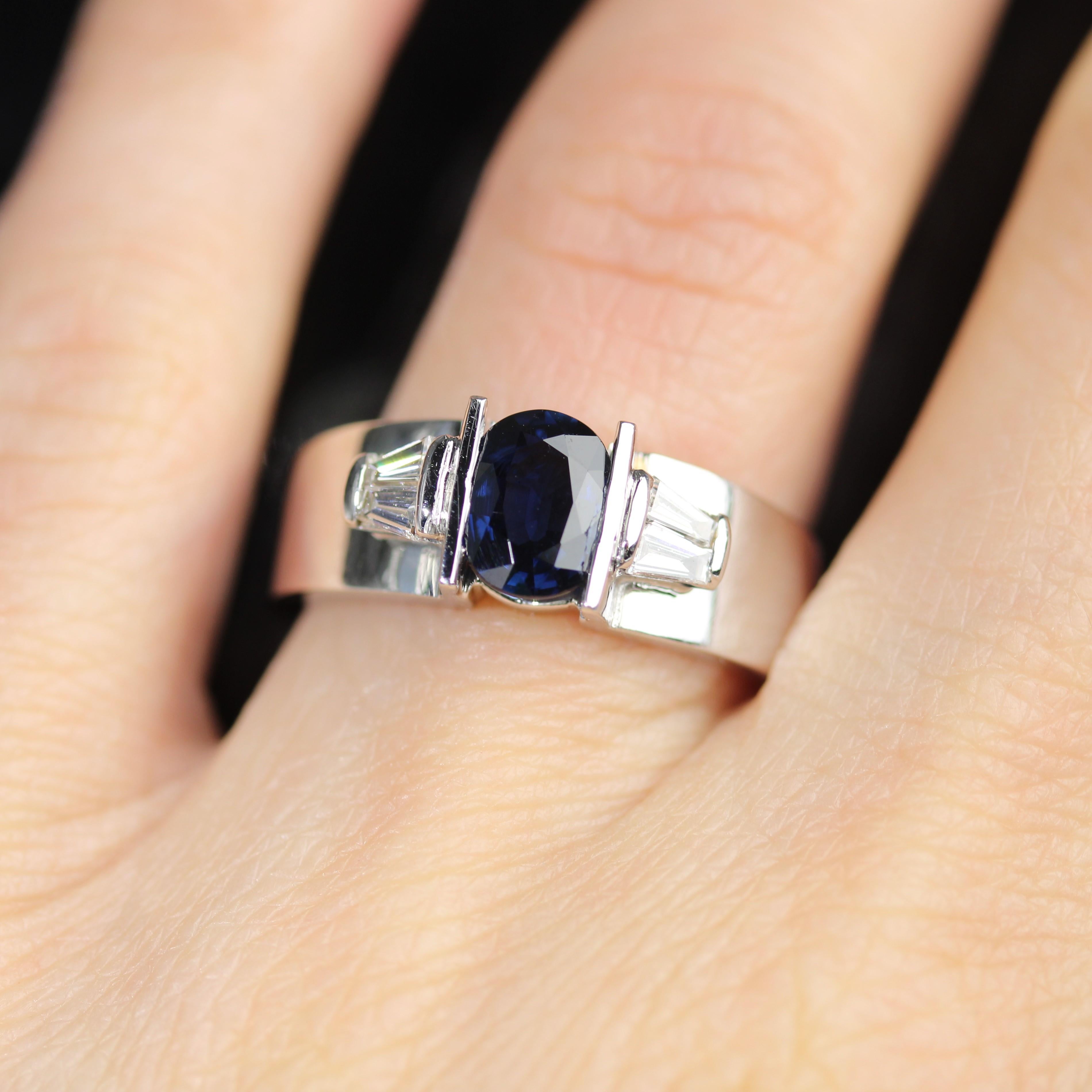 Donna Anello moderno con zaffiro e diamanti a trapezio in oro bianco 18 carati in vendita