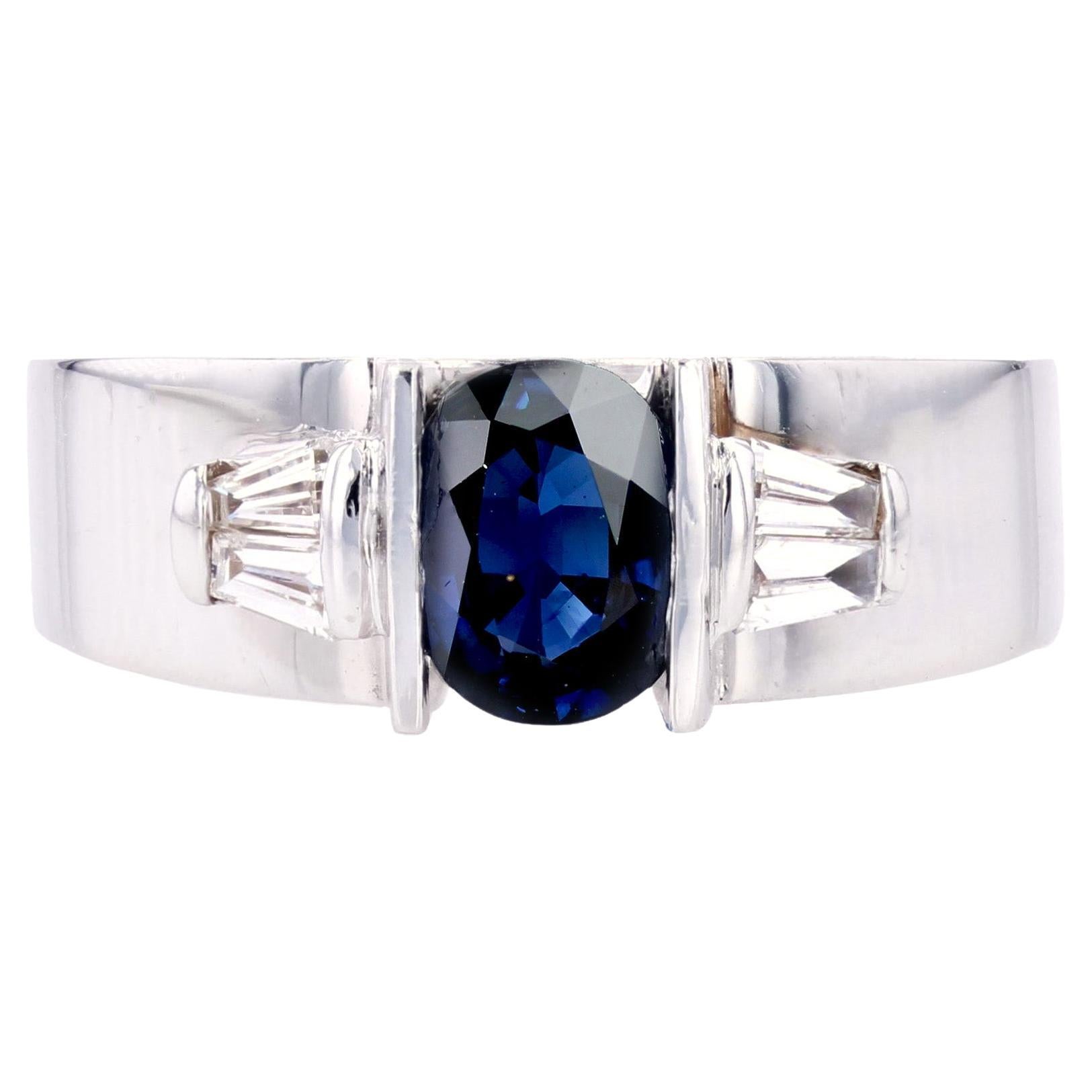 Anello moderno con zaffiro e diamanti a trapezio in oro bianco 18 carati in vendita