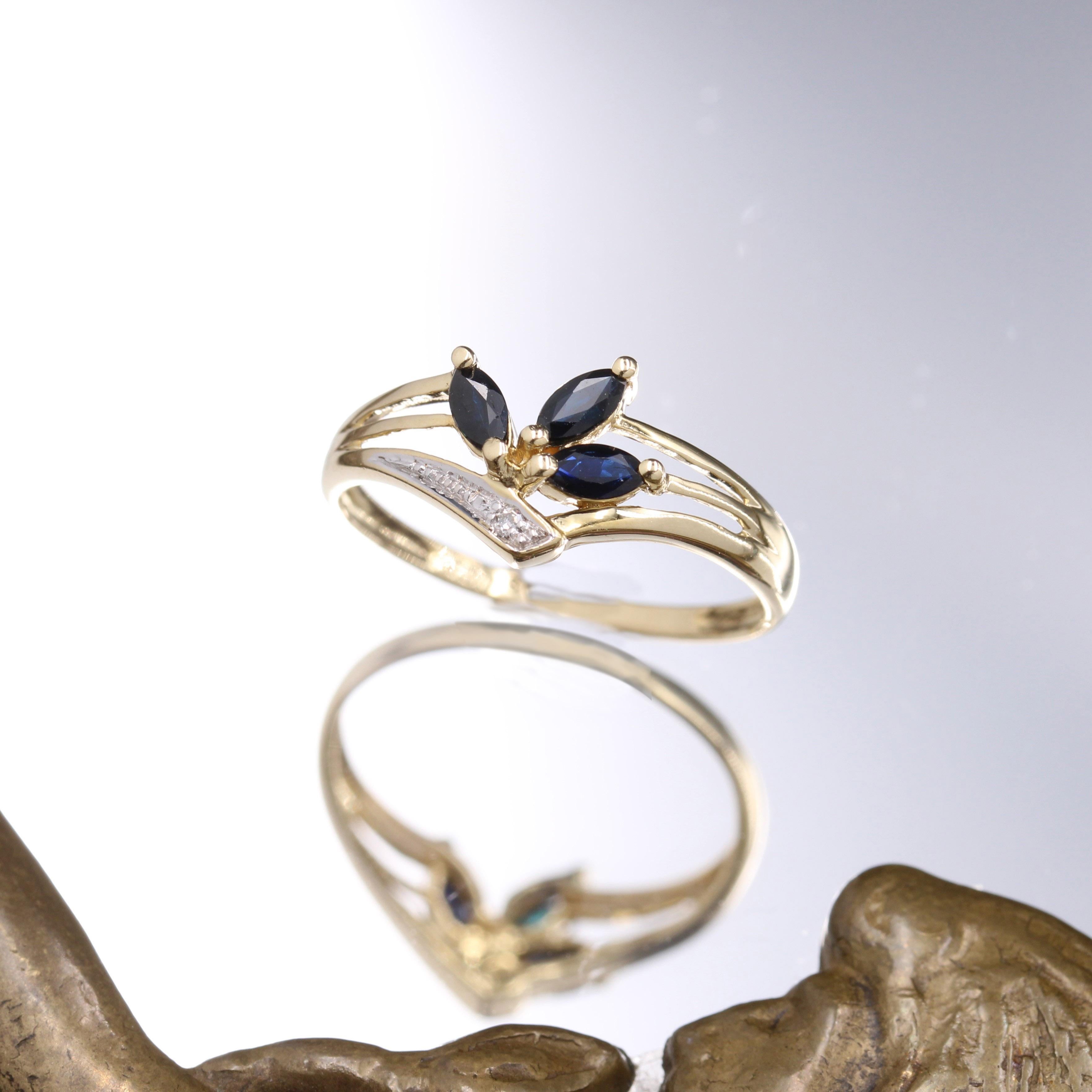 Women's Modern Sapphires Diamond 18 Karat Yellow Gold Ring