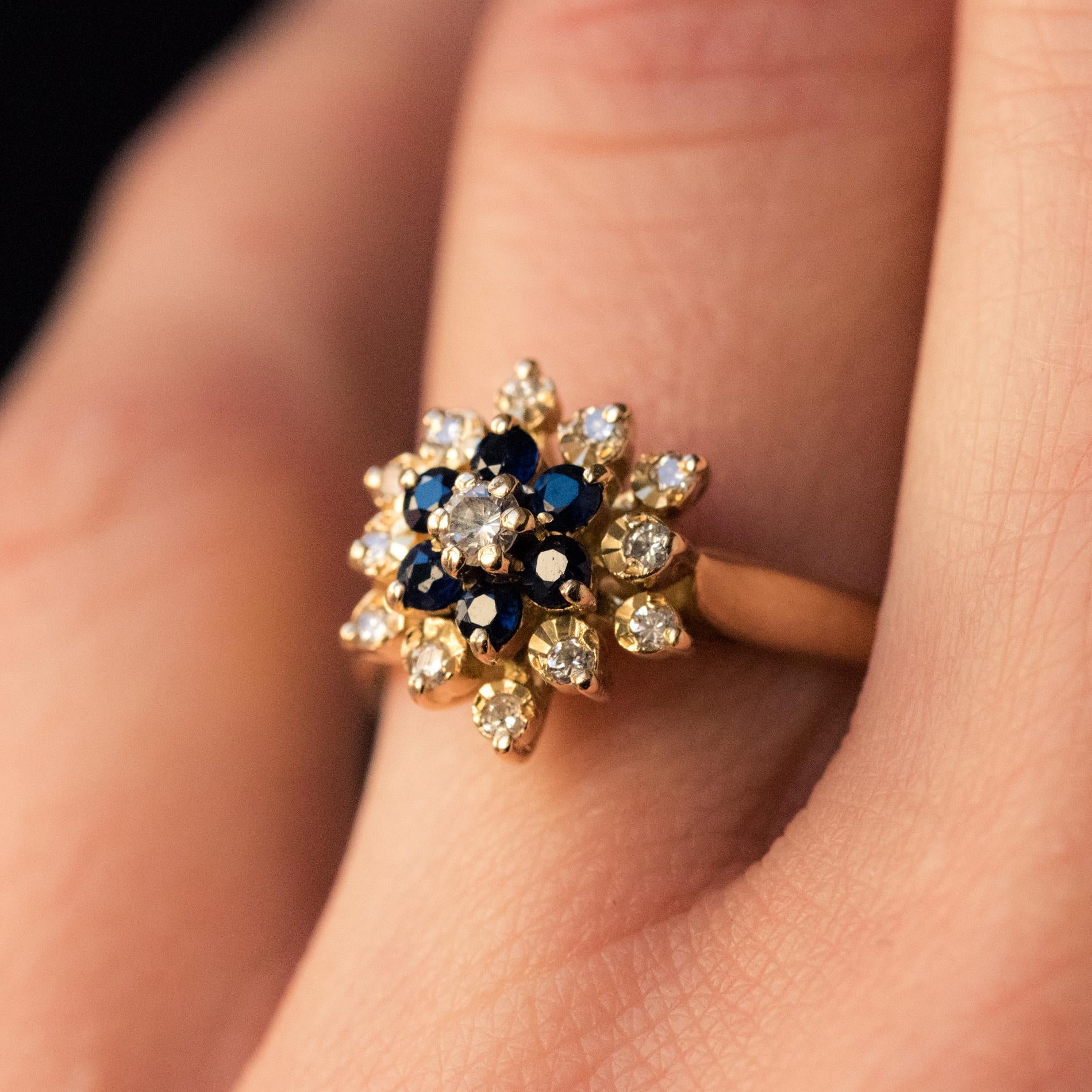 Modern Sapphires Diamonds 18 Karat Yellow Gold Flower Ring In Good Condition In Poitiers, FR