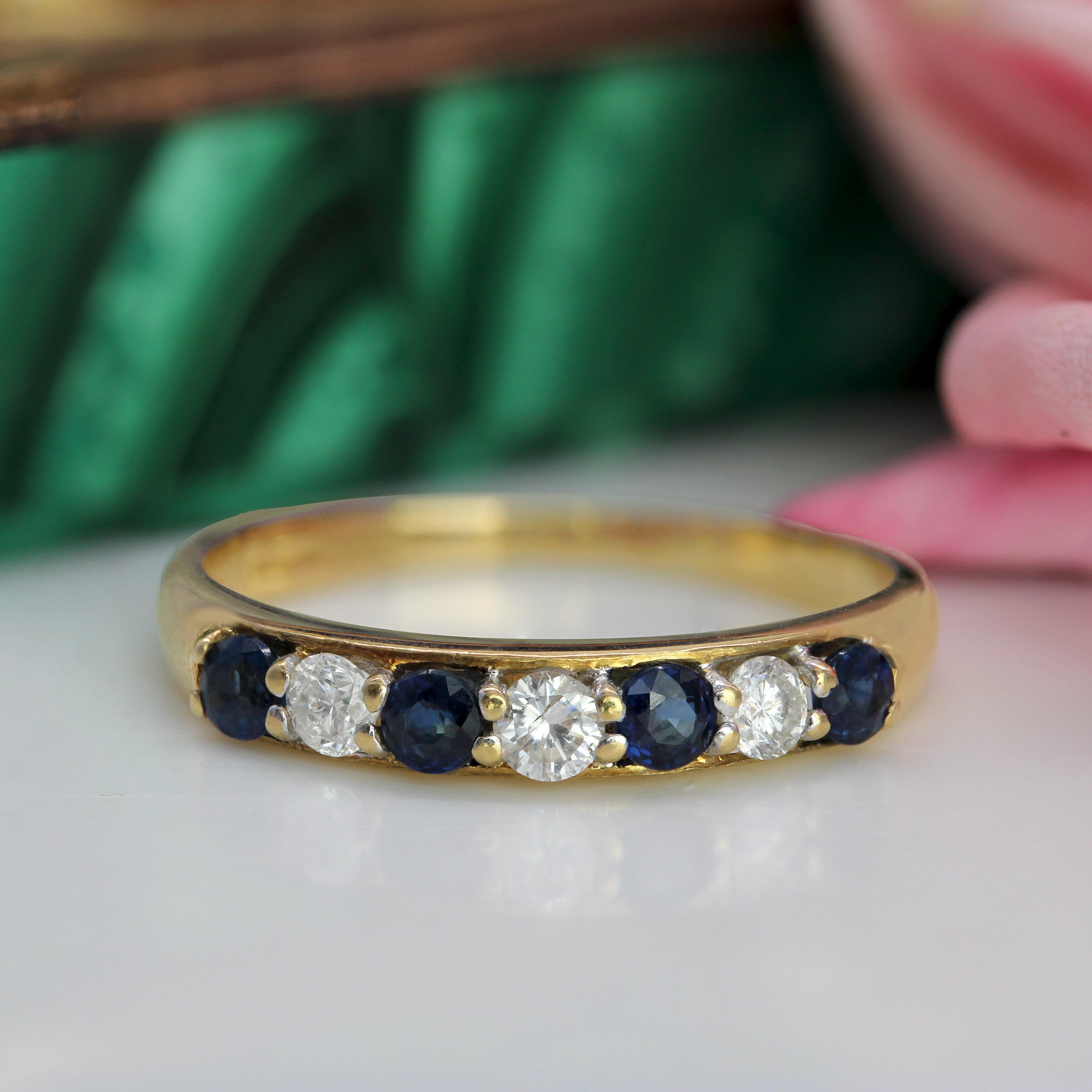 Moderne Anneau de mariage moderne en or jaune 18 carats avec saphirs et diamants en vente