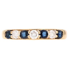 Anello nuziale moderno in oro giallo 18 carati con diamanti e zaffiri