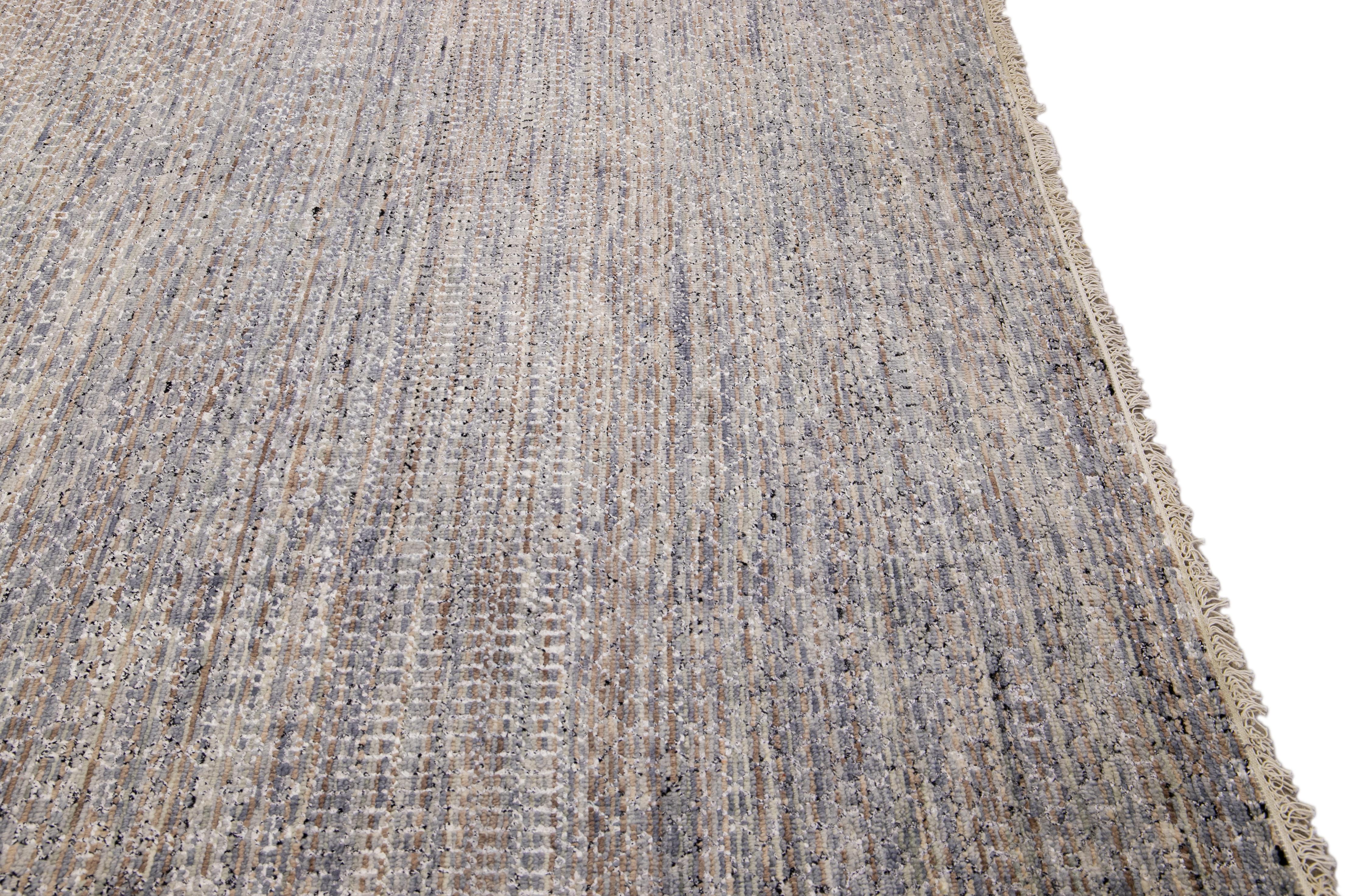 Tappeto moderno Savannah in lana oversize grigio e beige realizzato a mano in stile geometrico in vendita 1