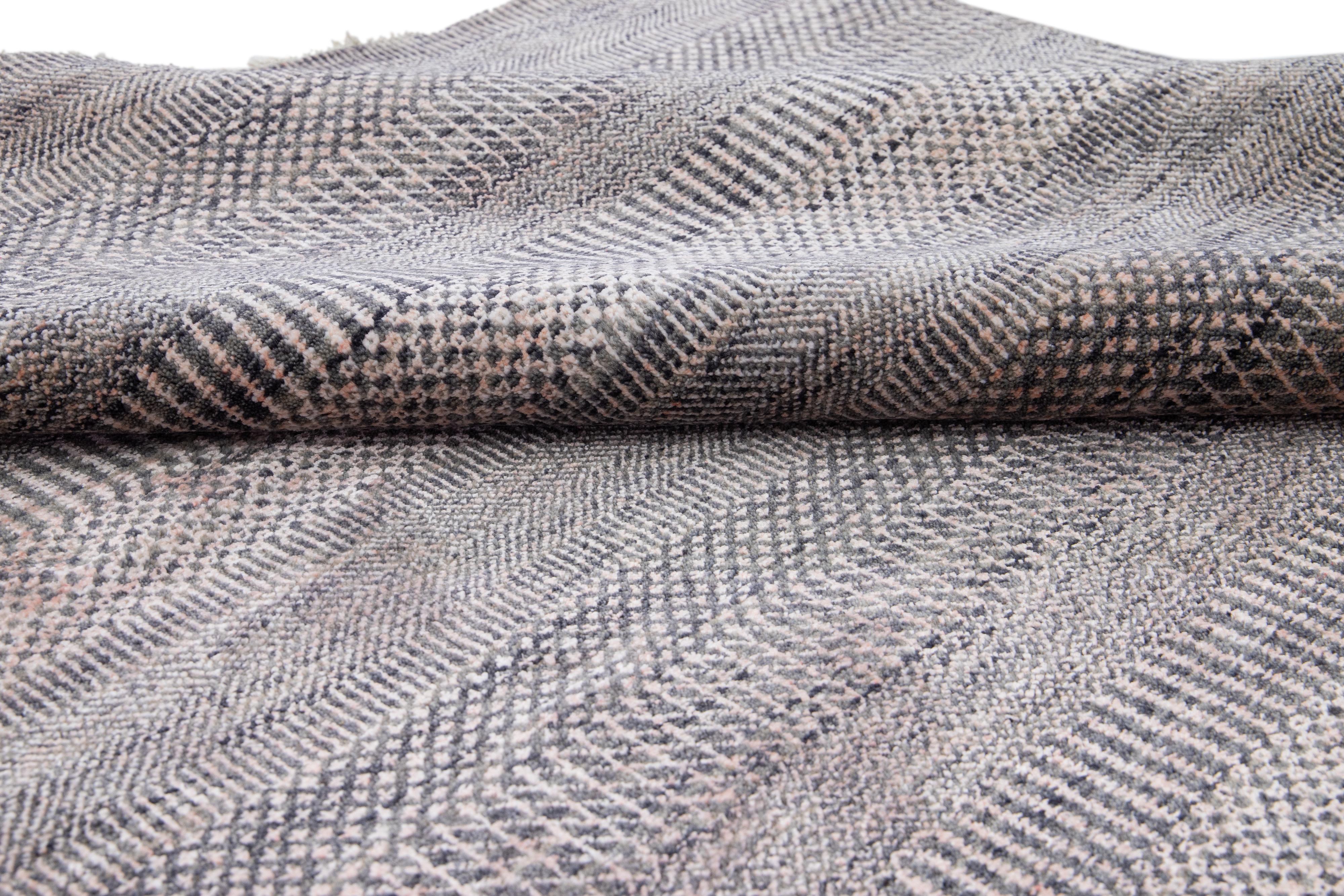 Moderner moderner Savannah handgefertigter Wollteppich mit geometrischem Muster in Grau im Angebot 3