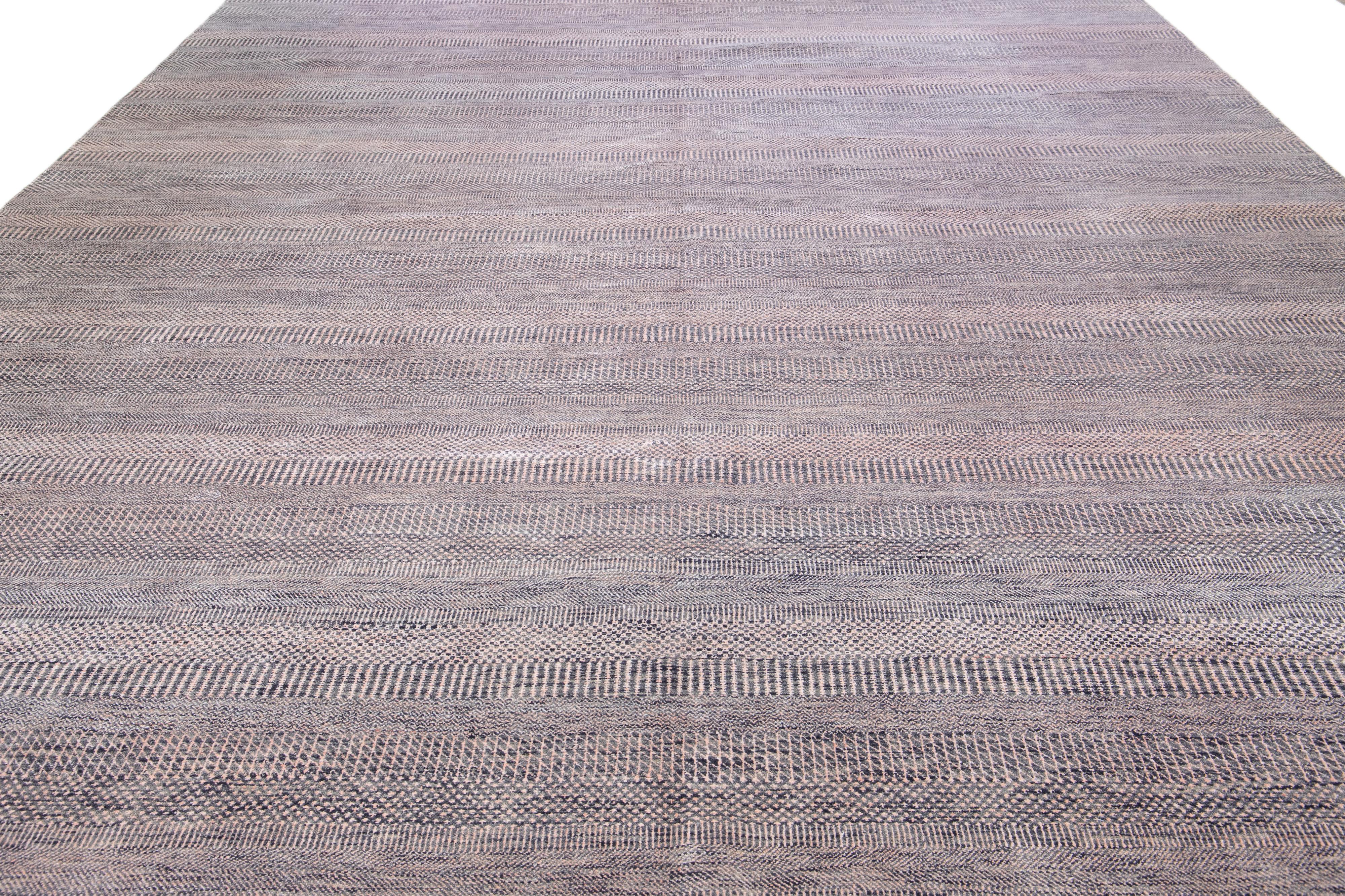 Indian Modern Savannah Handmade Geometric Pattern Gray Wool Rug For Sale