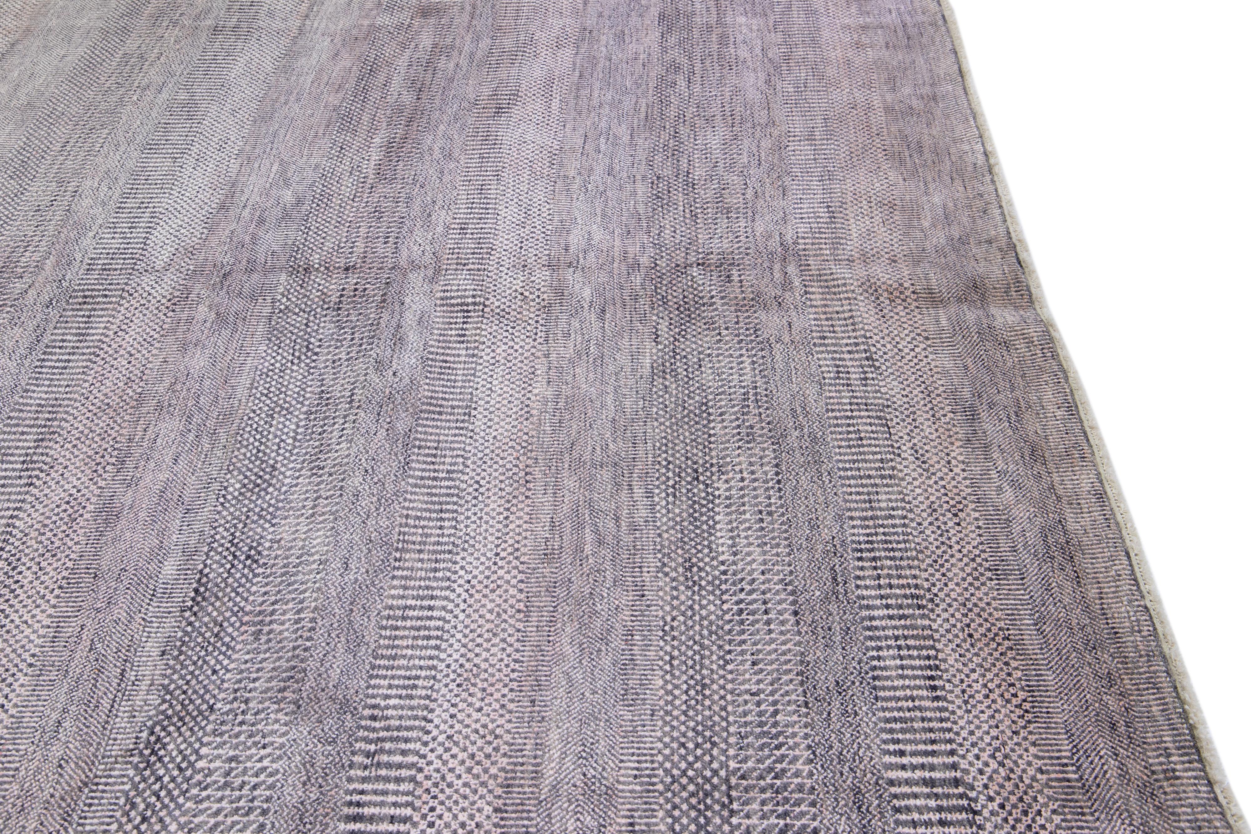 Moderner moderner Savannah handgefertigter Wollteppich mit geometrischem Muster in Grau im Angebot 2
