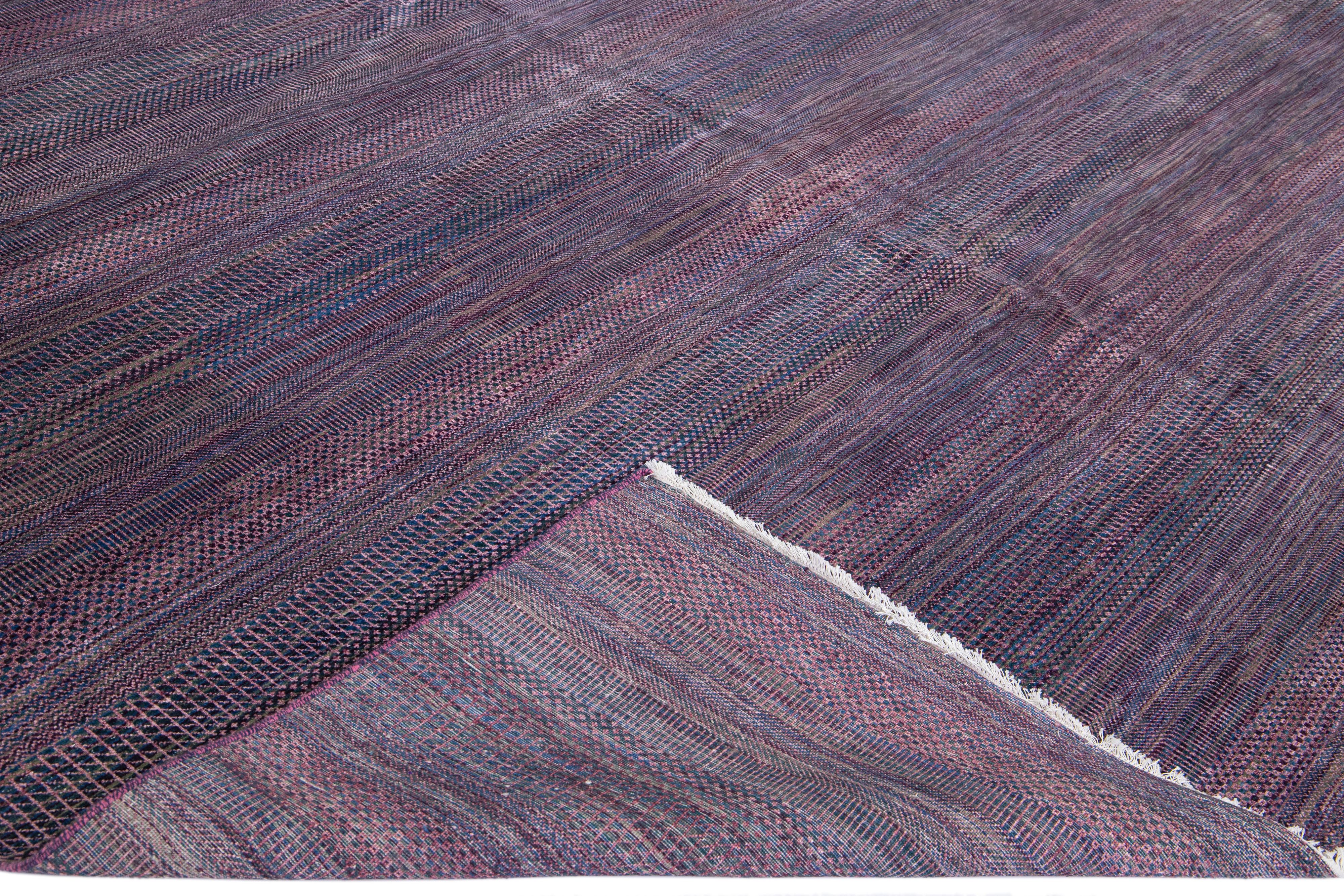 Wunderschöner handgeknüpfter Wollteppich Savannah mit einem fein detaillierten blauen, grauen und violetten Feld in einem geometrischen Allover-Muster.

Dieser Teppich misst: 12' x 14'10