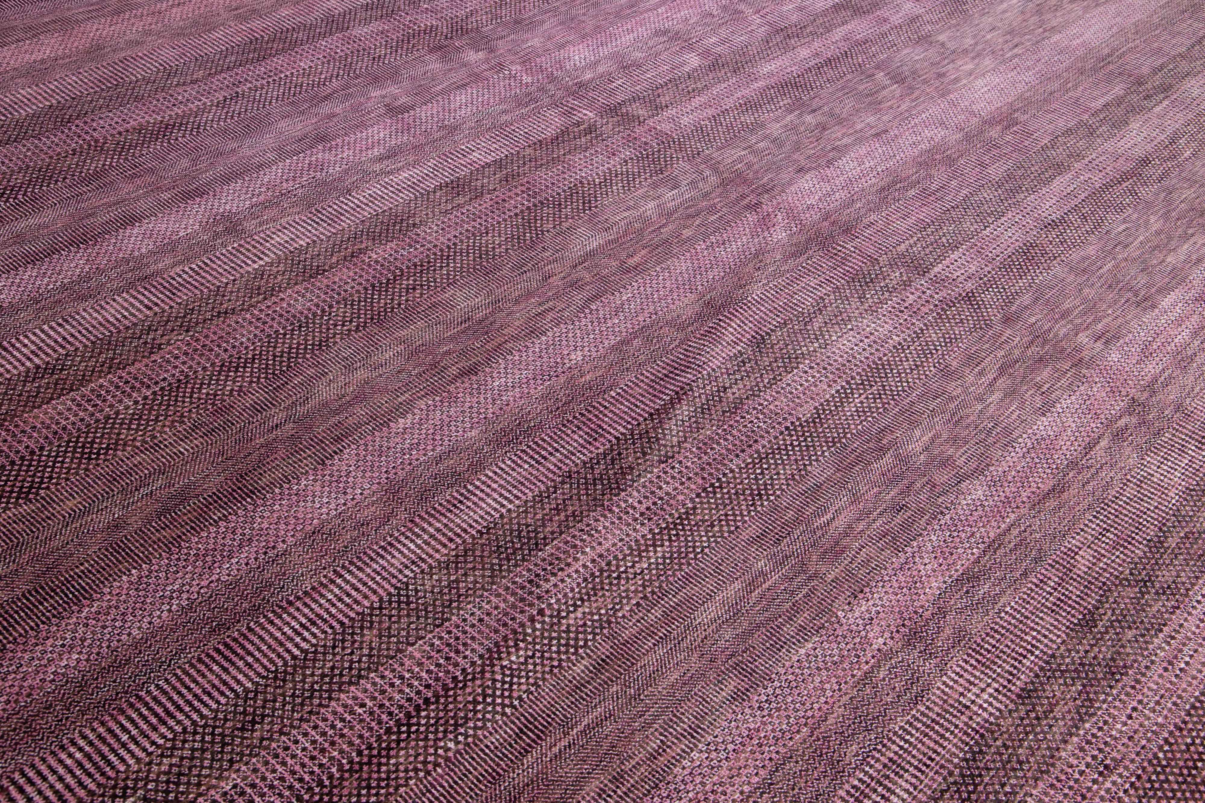 Moderner handgefertigter lila Savannah-Wollteppich mit geometrischem Design im Angebot 3