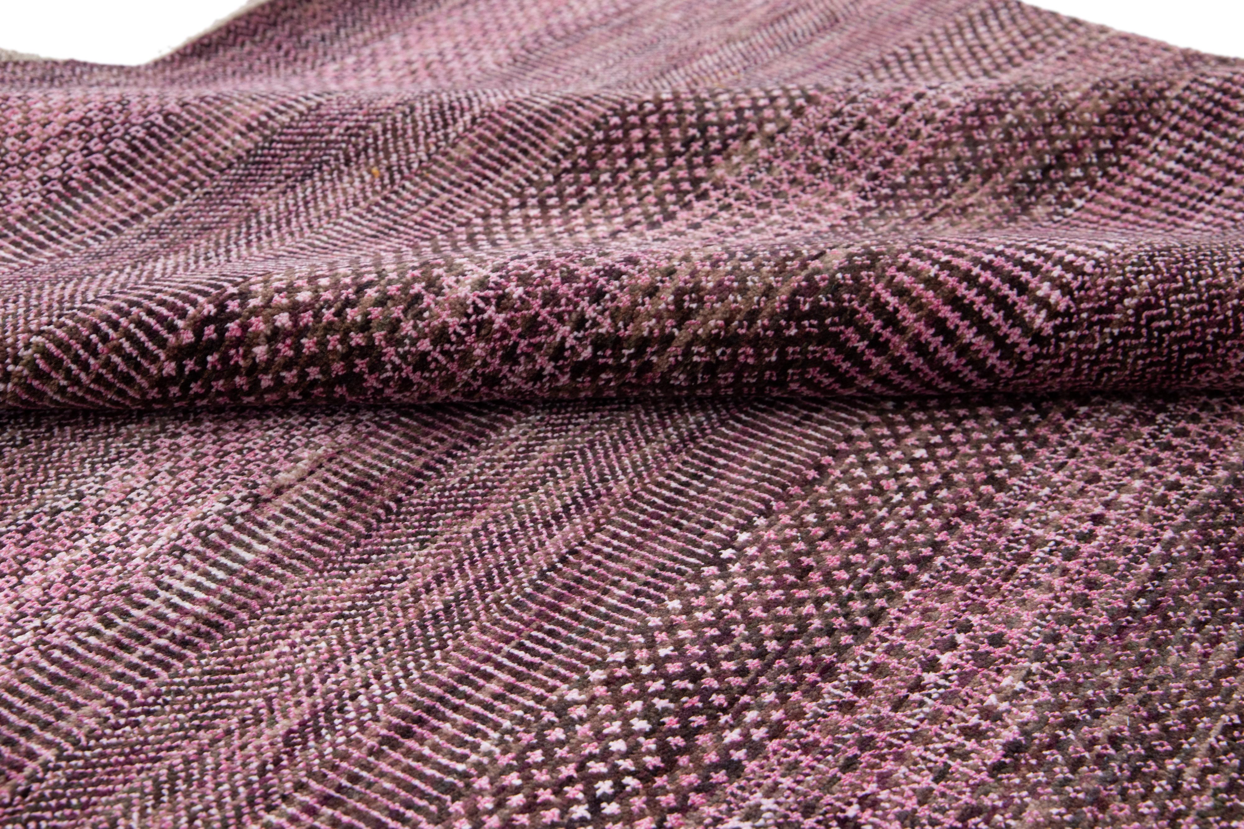 Moderner handgefertigter lila Savannah-Wollteppich mit geometrischem Design (Wolle) im Angebot